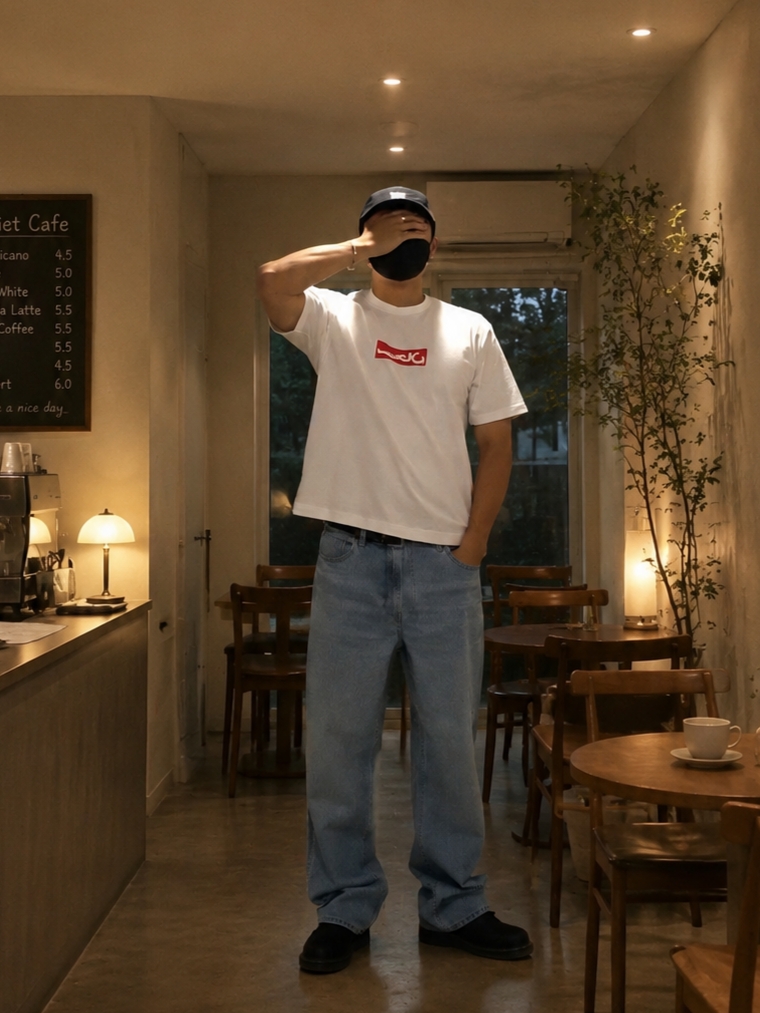 Uniqlo x JW Anderson Straight Jeans Blue, Dr. Martens 1461 Nappa Black 착용 스타일