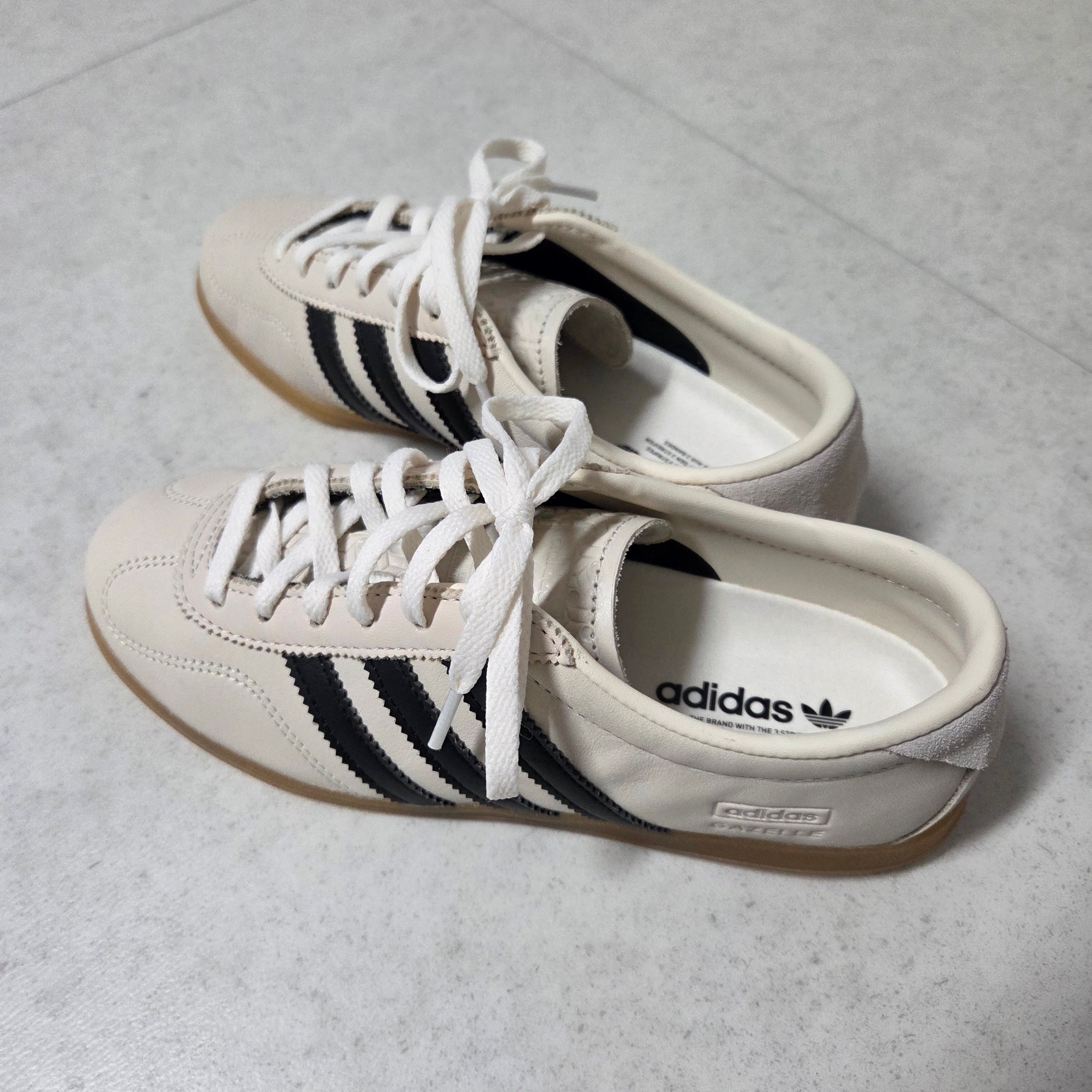 (W) Adidas Gazelle Lo Pro Chalk White Core Black 착용 스타일 - 1