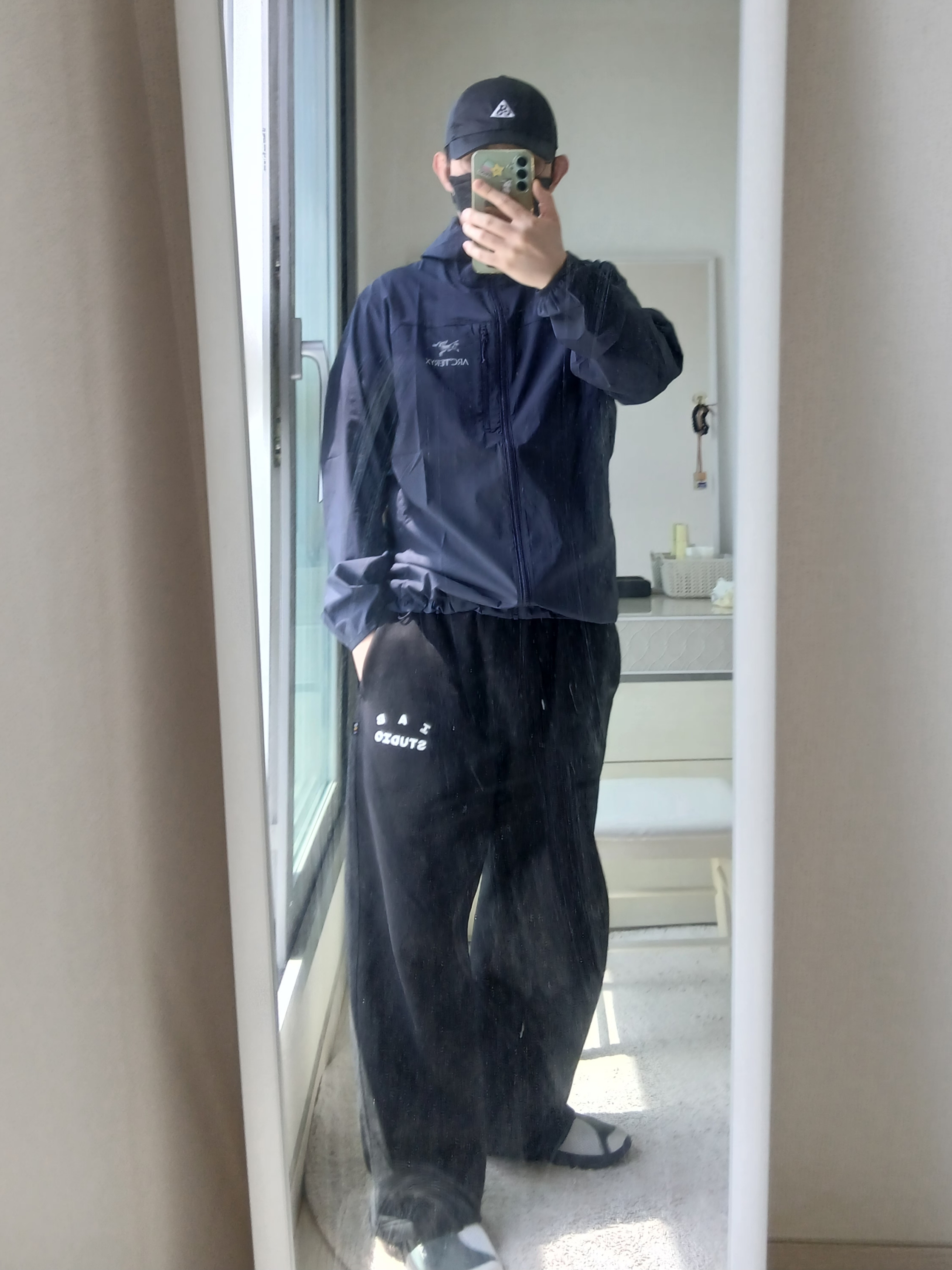 Nike ACG Trail Cap Black, IAB Studio IAB Sweatpants Black 착용 스타일 - 2
