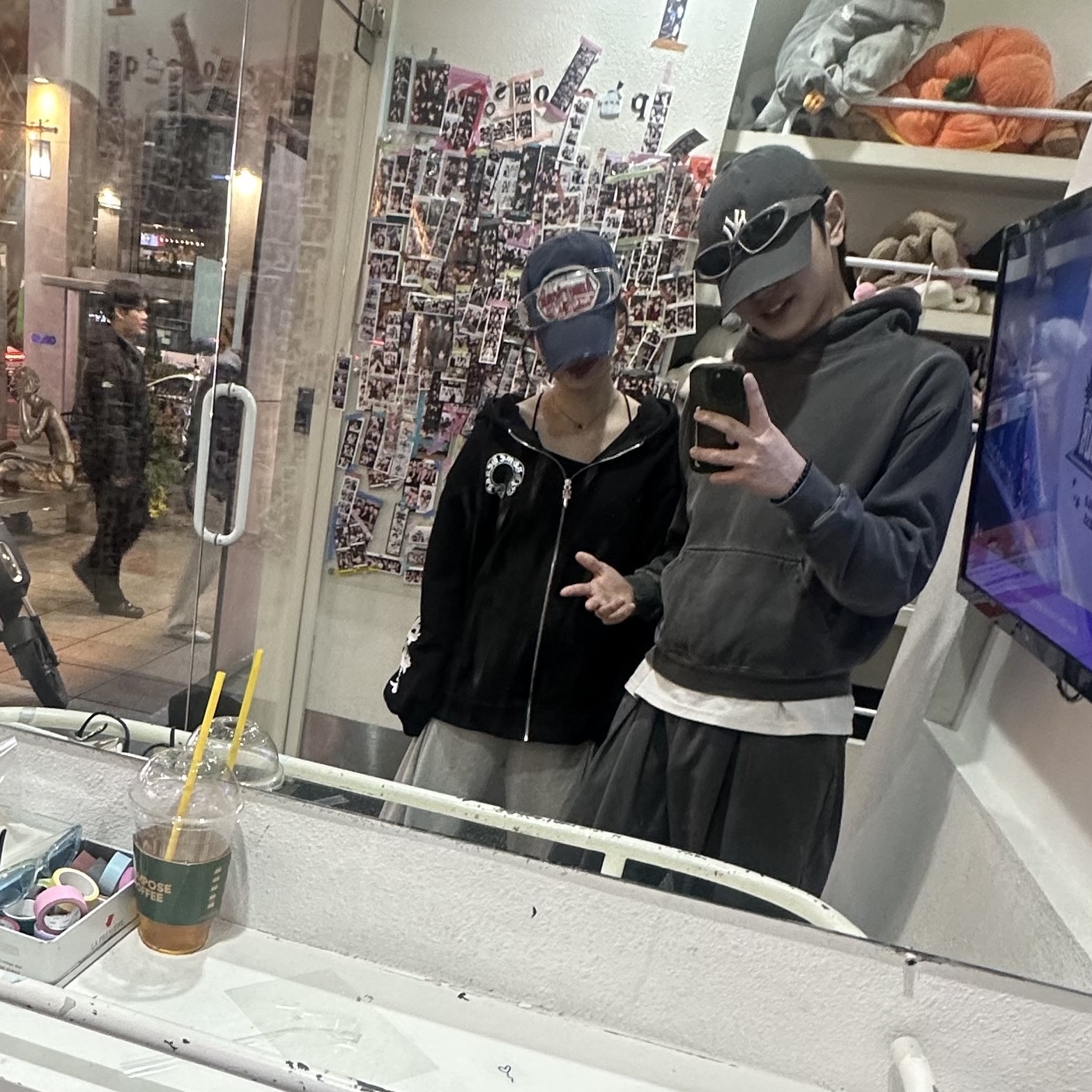 IAB Studio Pigment Hoodie Black 착용 스타일 - 1