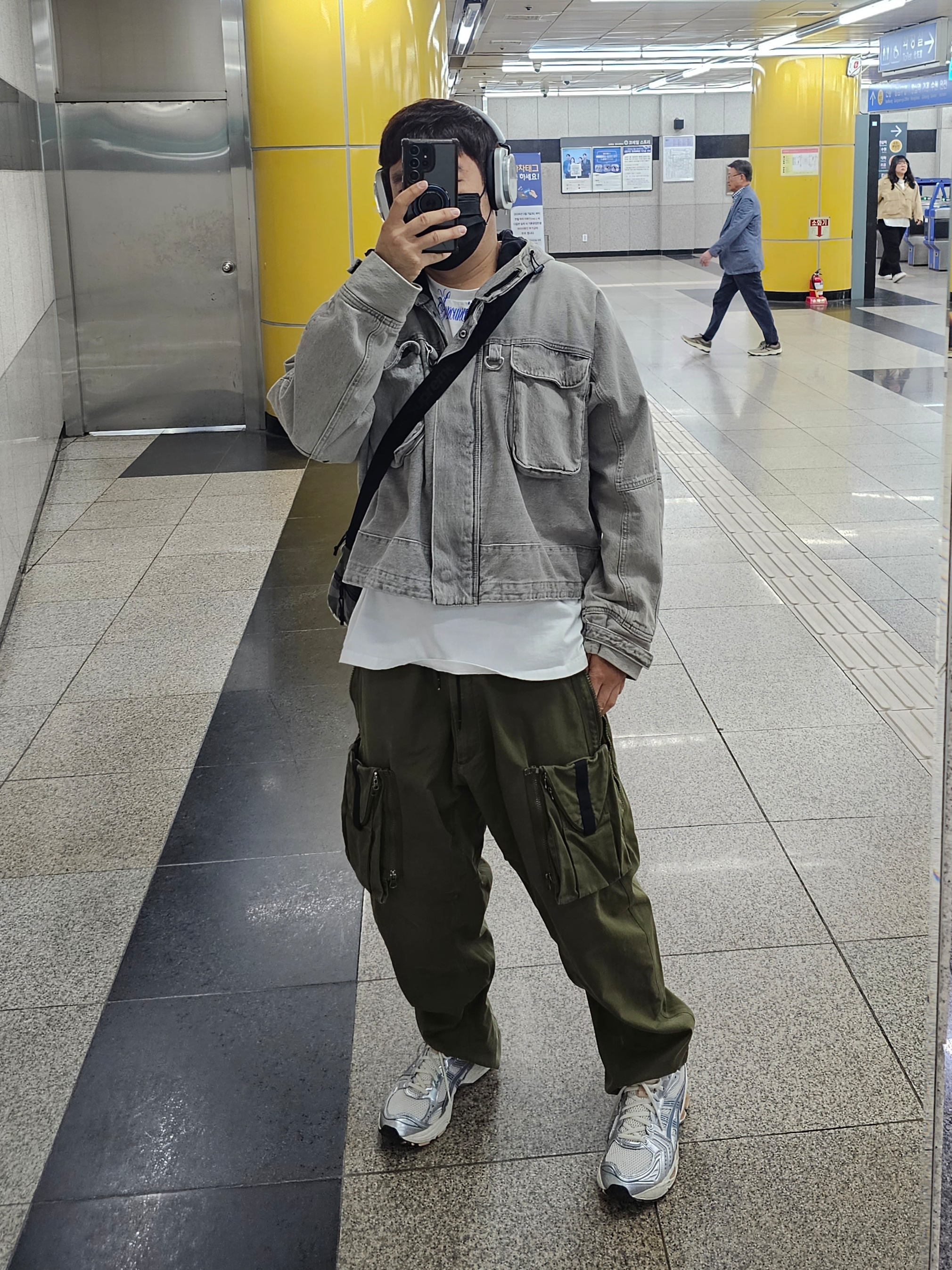 Zara Denim Hoodie Jumper Light Grey, Supreme Announcing T-Shirt White - 25SS 착용 스타일