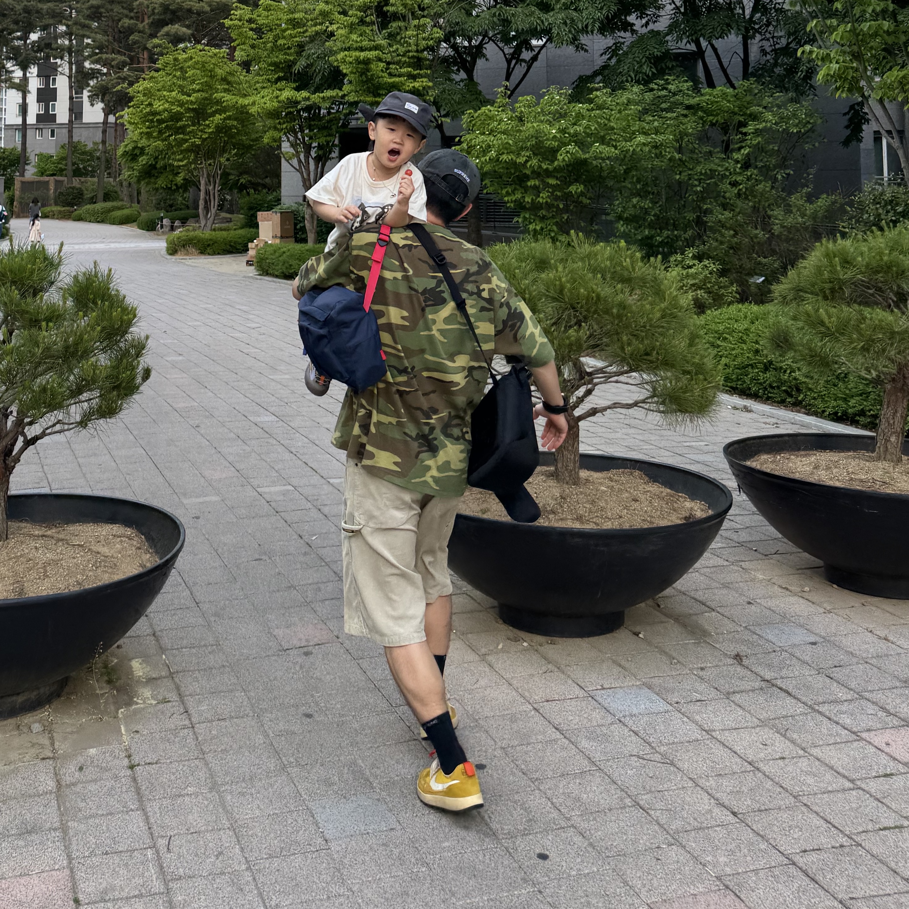 Stussy Stock Camo T-Shirt Camo White, Supreme Washed Corduroy Double Knee Painter Short Tan - 24SS 착용 스타일 - 1
