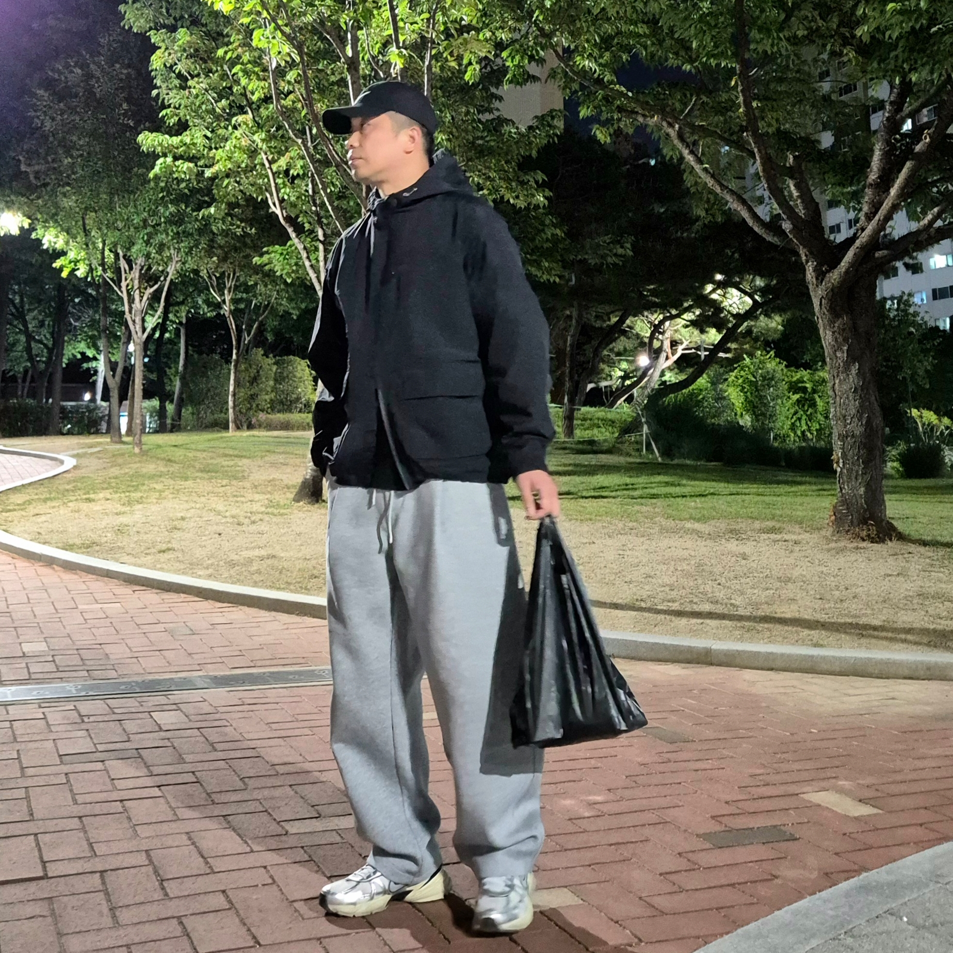Nike V2K Run Summit White Metallic Silver, Nike Heritage 86 Essential Cap Black 착용 스타일 - 2