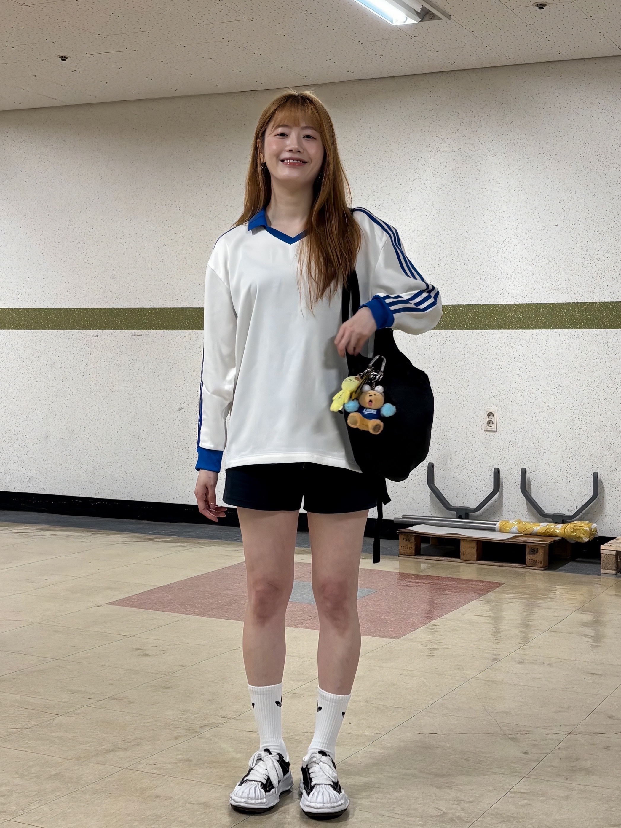 (W) Adidas 3-Stripes Satin Long Sleeve T-Shirt Cloud White - KR Sizing, Maison Mihara Yasuhiro Blakey OG Sole Canvas Low-top Sneakers Black White 착용 스타일 - 5