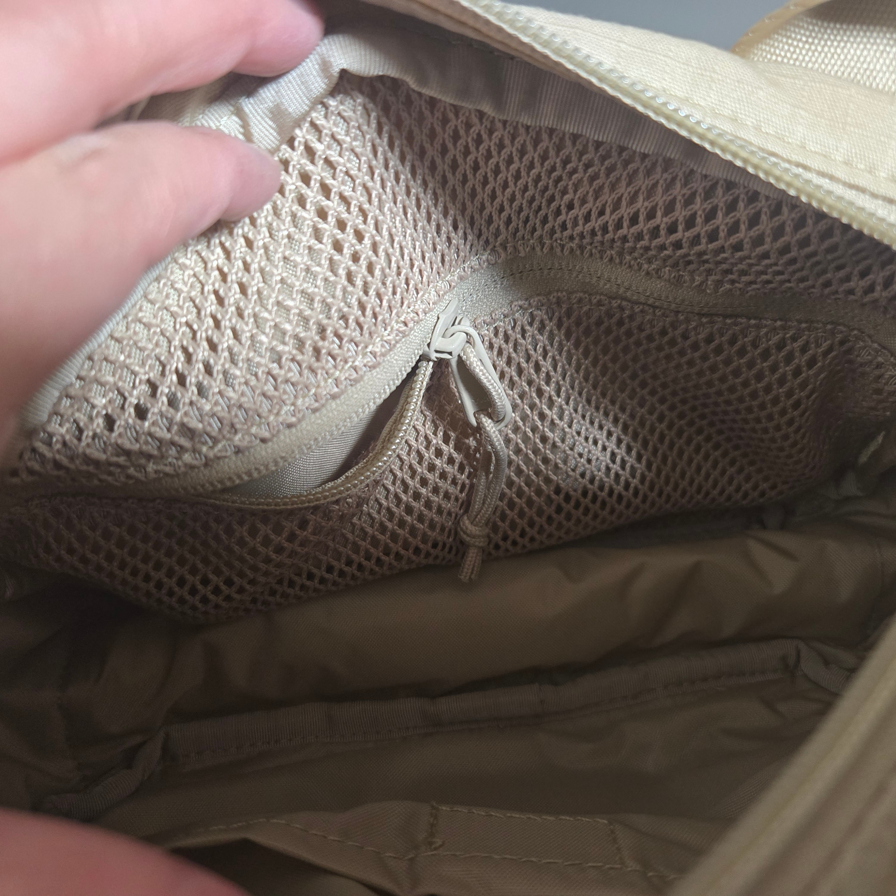 Supreme Mini Duffle Bag Tan - 26SS, Supreme Backpack Tan - 26SS 착용 스타일 - 3