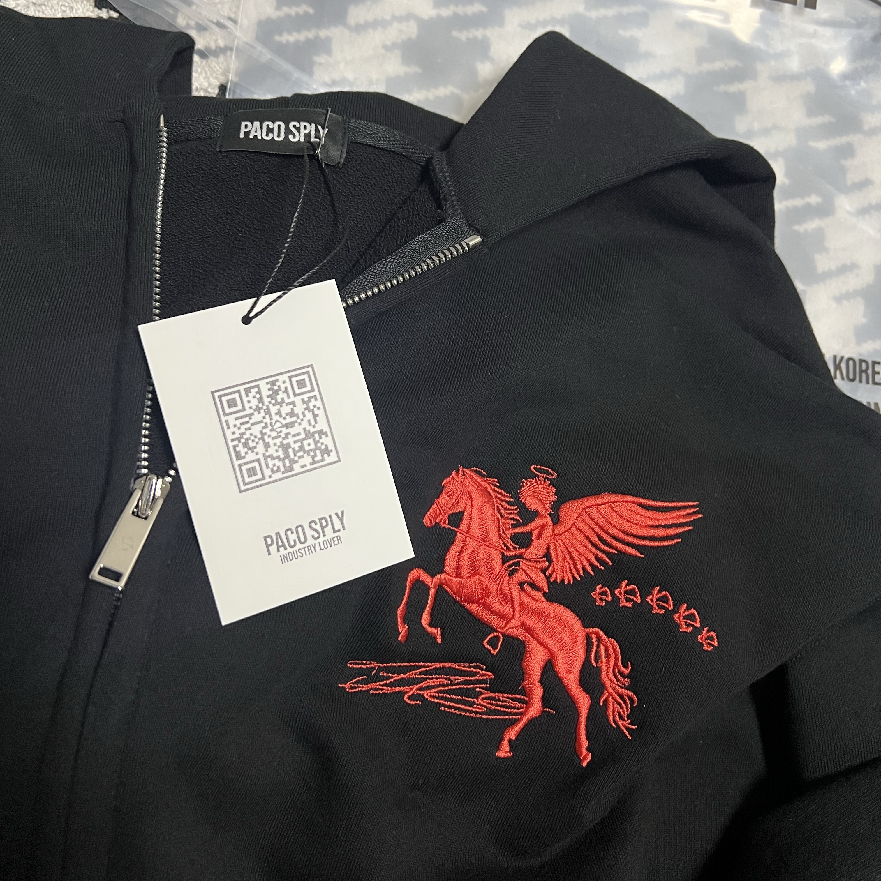 PACOSPLY Falling Angel Zip Up Hoodie Black 착용 스타일