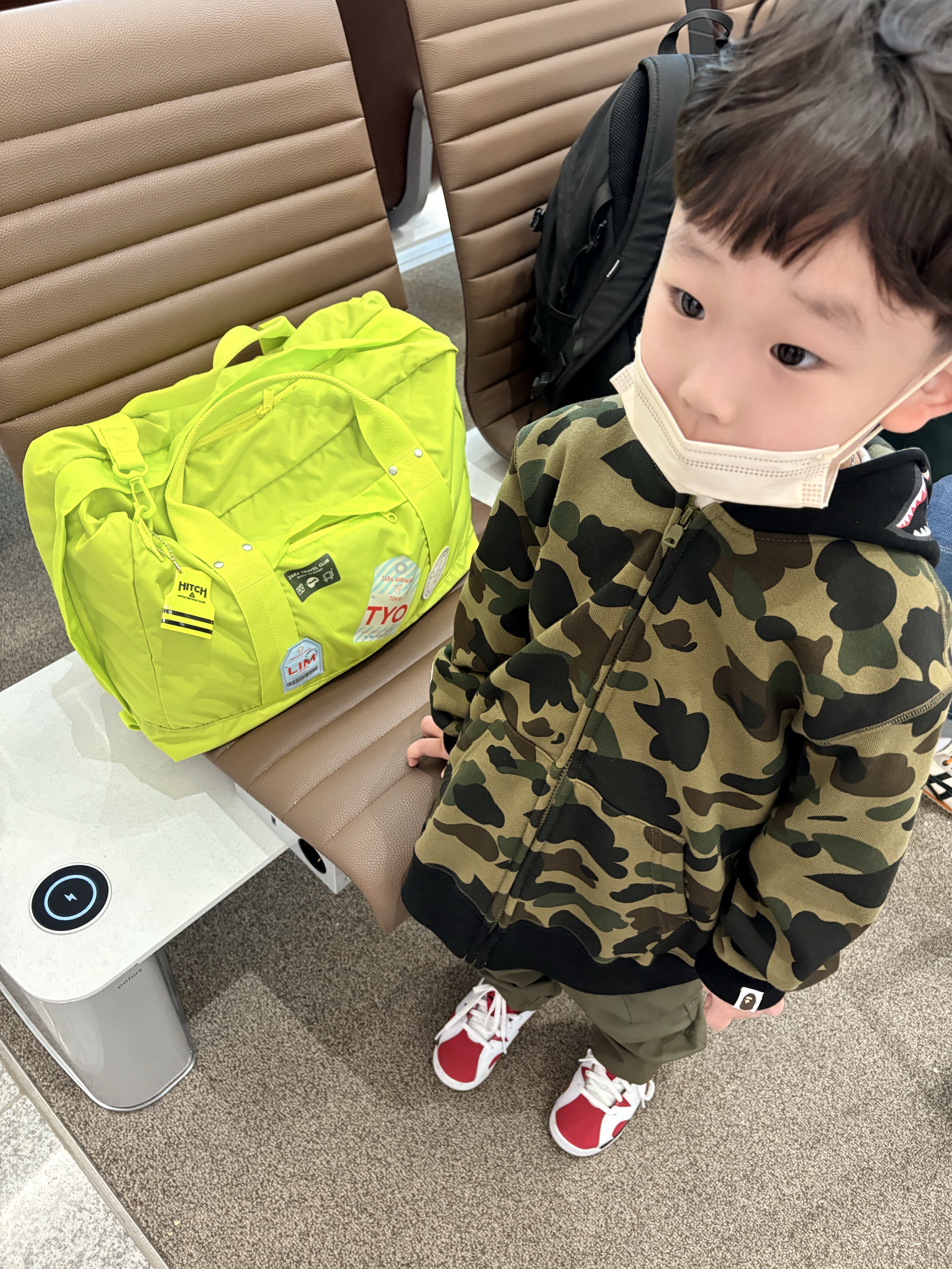 (PS) Jordan 6 Retro Carmine 2021, (Kids) BAPE 1st Camo Milo Shark Zip Hoodie Green 착용 스타일 - 1