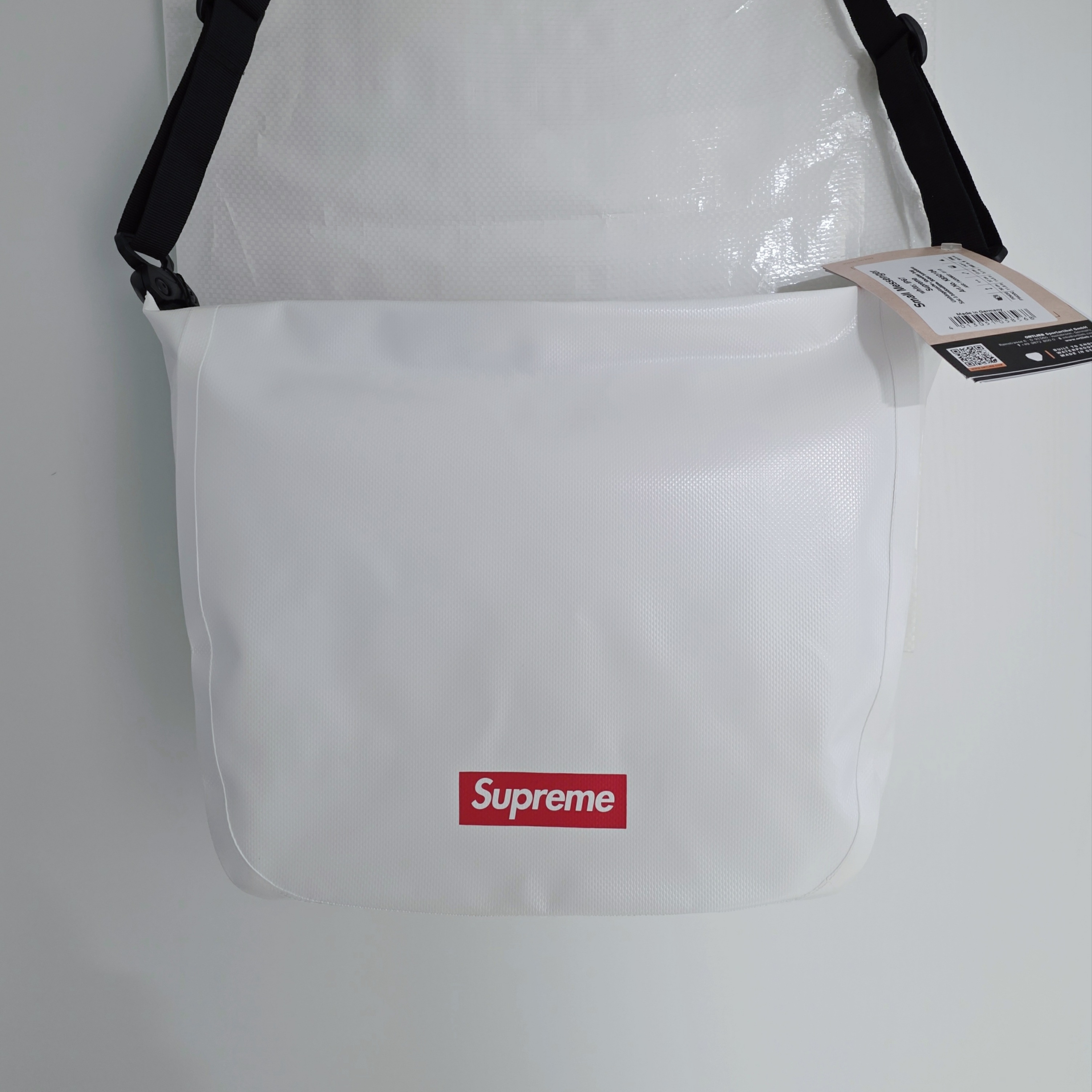 Supreme x Ortlieb Small Messenger Bag White - 24SS 착용 스타일 - 2