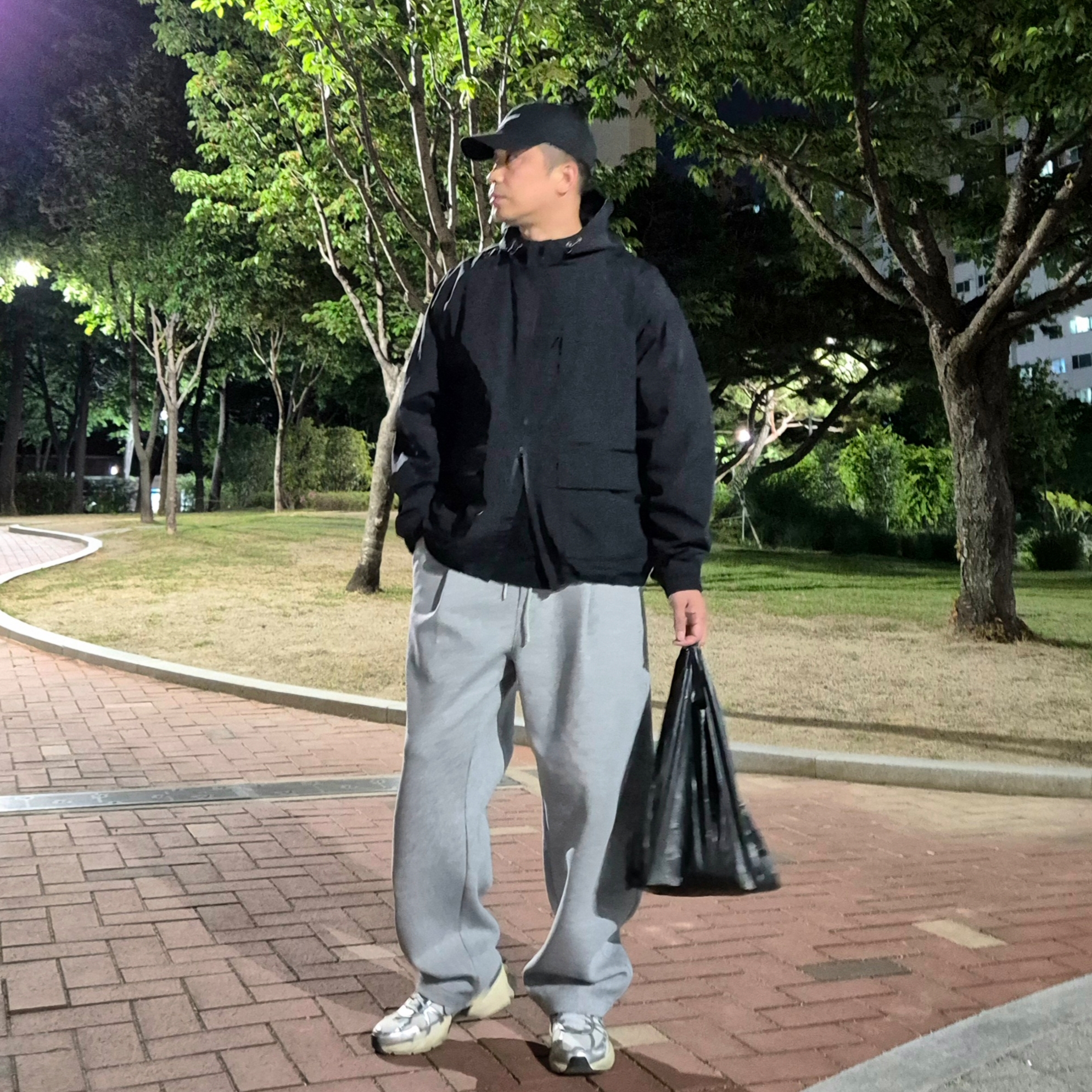 Nike V2K Run Summit White Metallic Silver, Nike Heritage 86 Essential Cap Black 착용 스타일 - 1