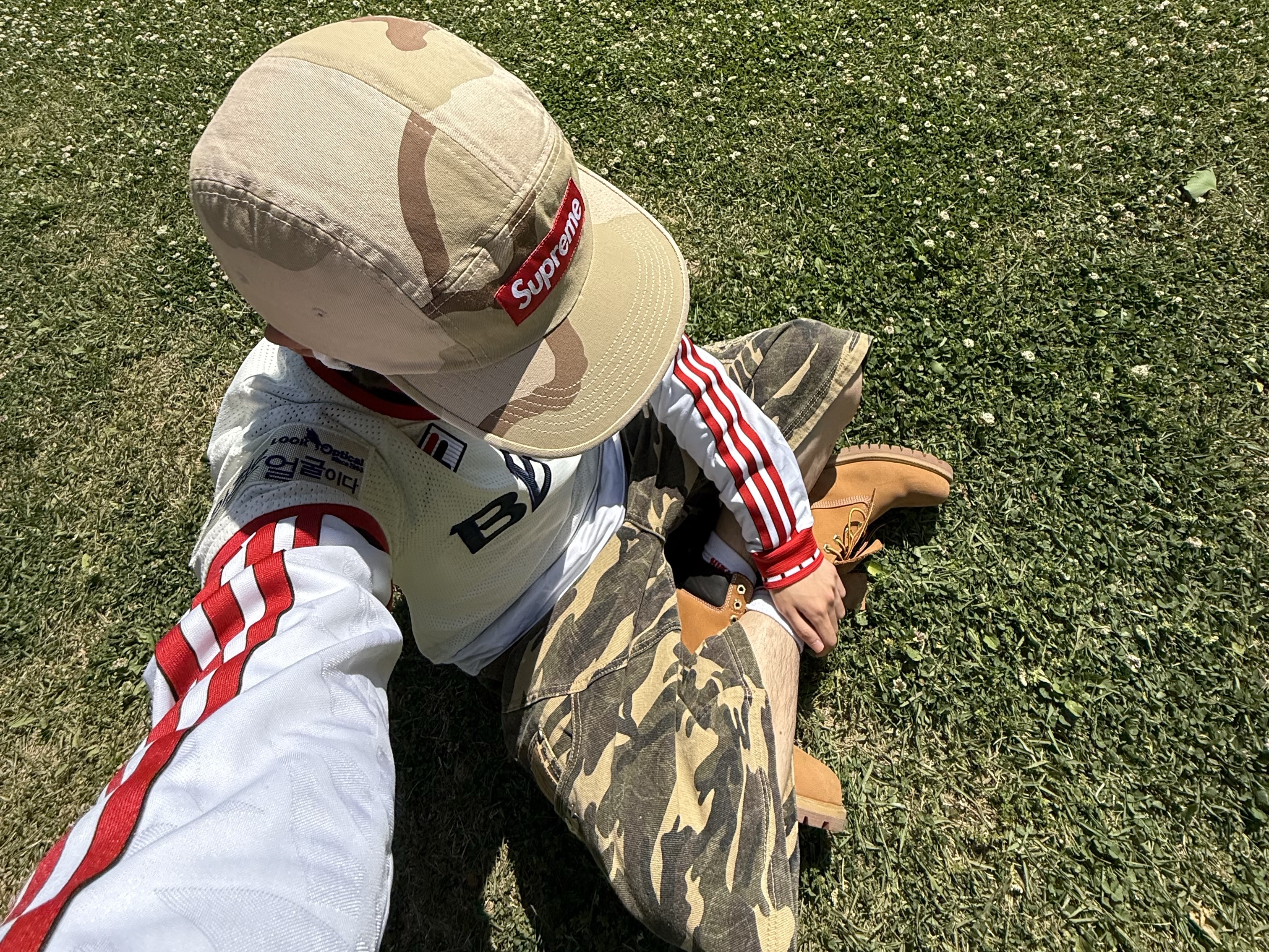 Supreme Washed Chino Twill Camp Cap Desert Camo - 24SS, Nike NSW Everyday Essential Crew Socks White University Red (3 Pack/Korean Ver.) 착용 스타일 - 4