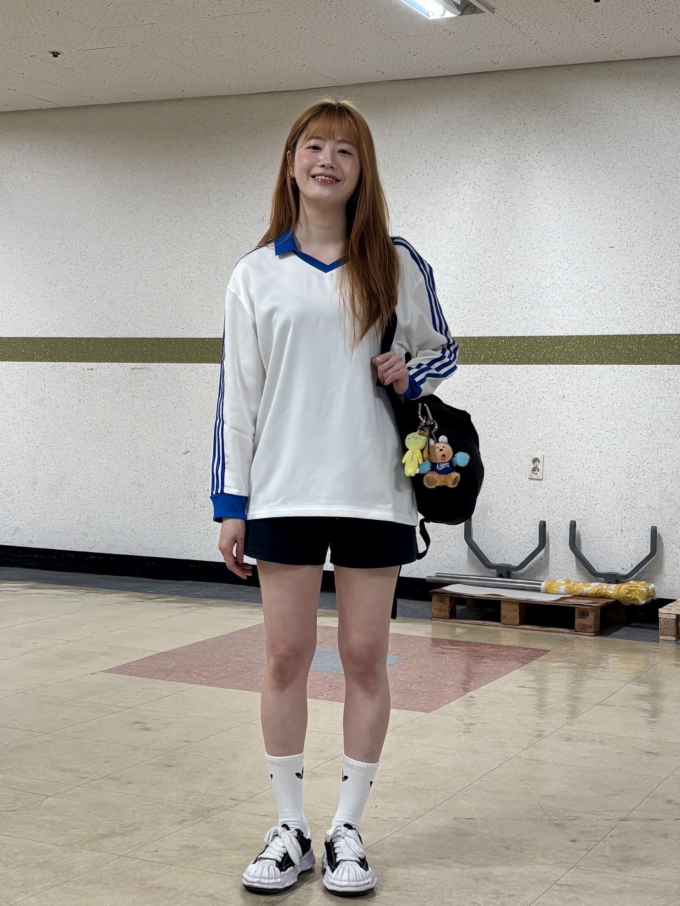 (W) Adidas 3-Stripes Satin Long Sleeve T-Shirt Cloud White - KR Sizing, Maison Mihara Yasuhiro Blakey OG Sole Canvas Low-top Sneakers Black White 착용 스타일 - 2