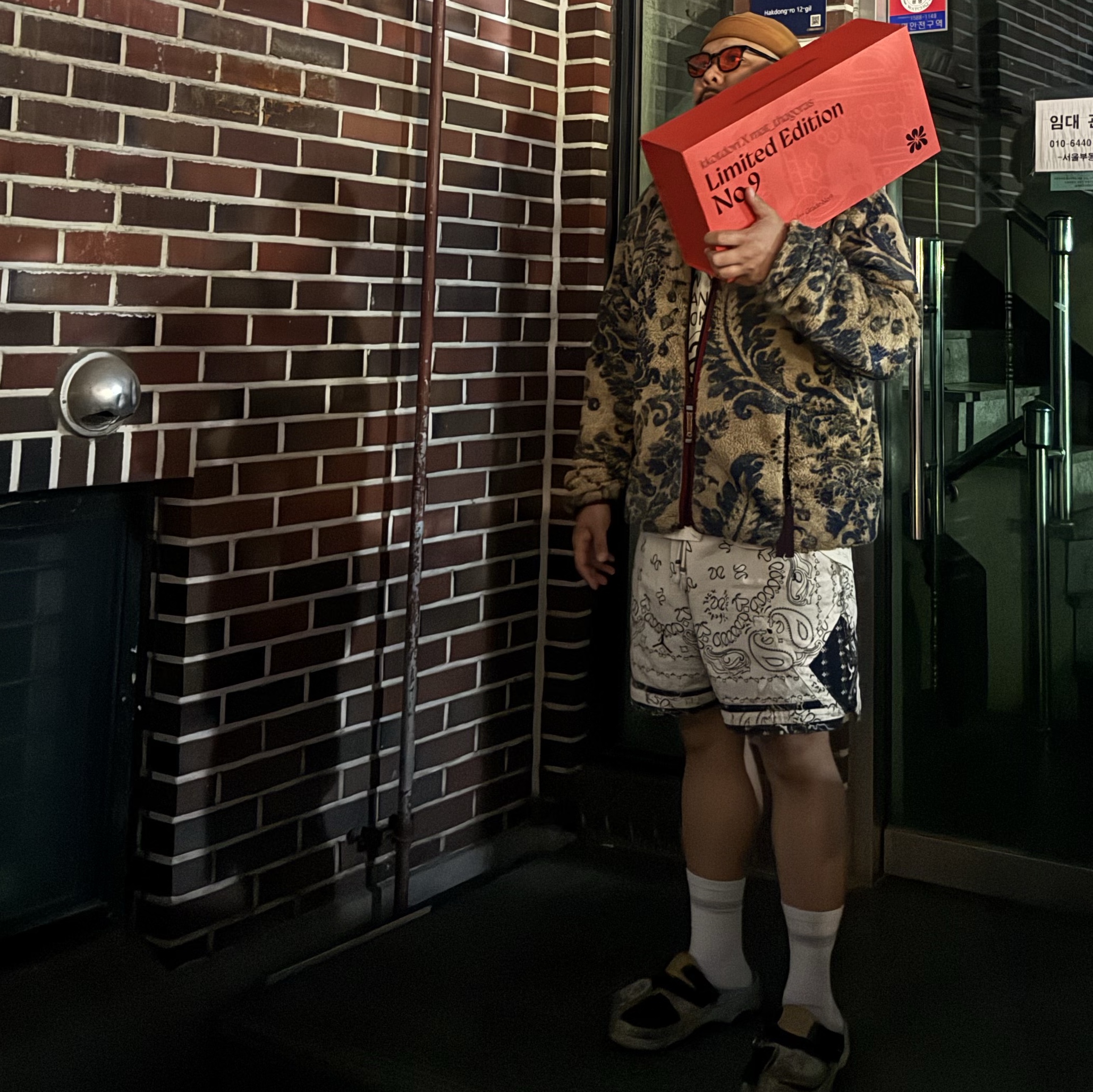 [KREAM 단독] Kkotdori x Mat_tagoras 1++ No.9 Hanwoo Limited Gift Set, Kapital Damask Pattern Fleece Zip Blouson Beige 착용 스타일