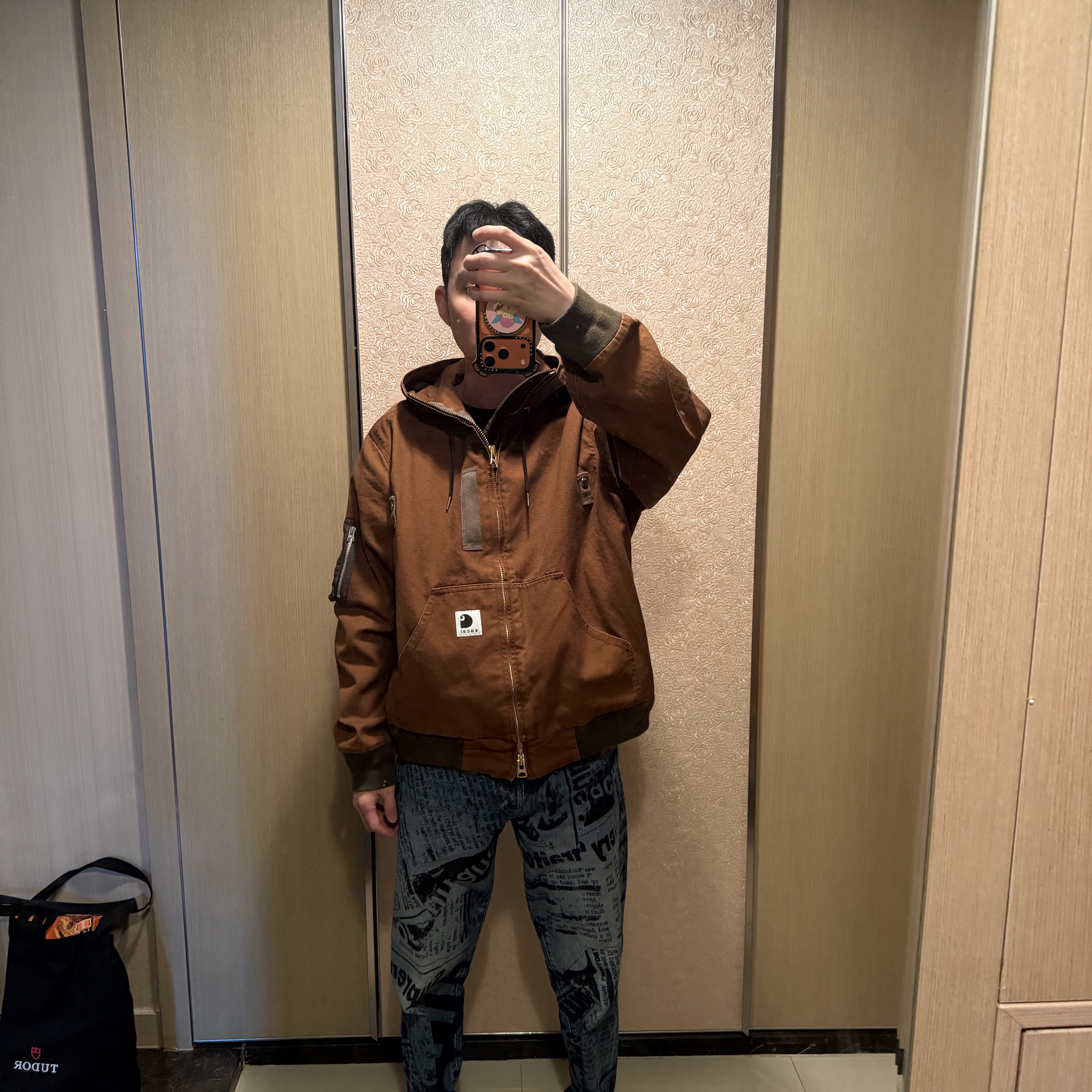 Sacai x Carhartt WIP Washed Duck Hooded Blouson Dark Beige 착용 스타일 - 3
