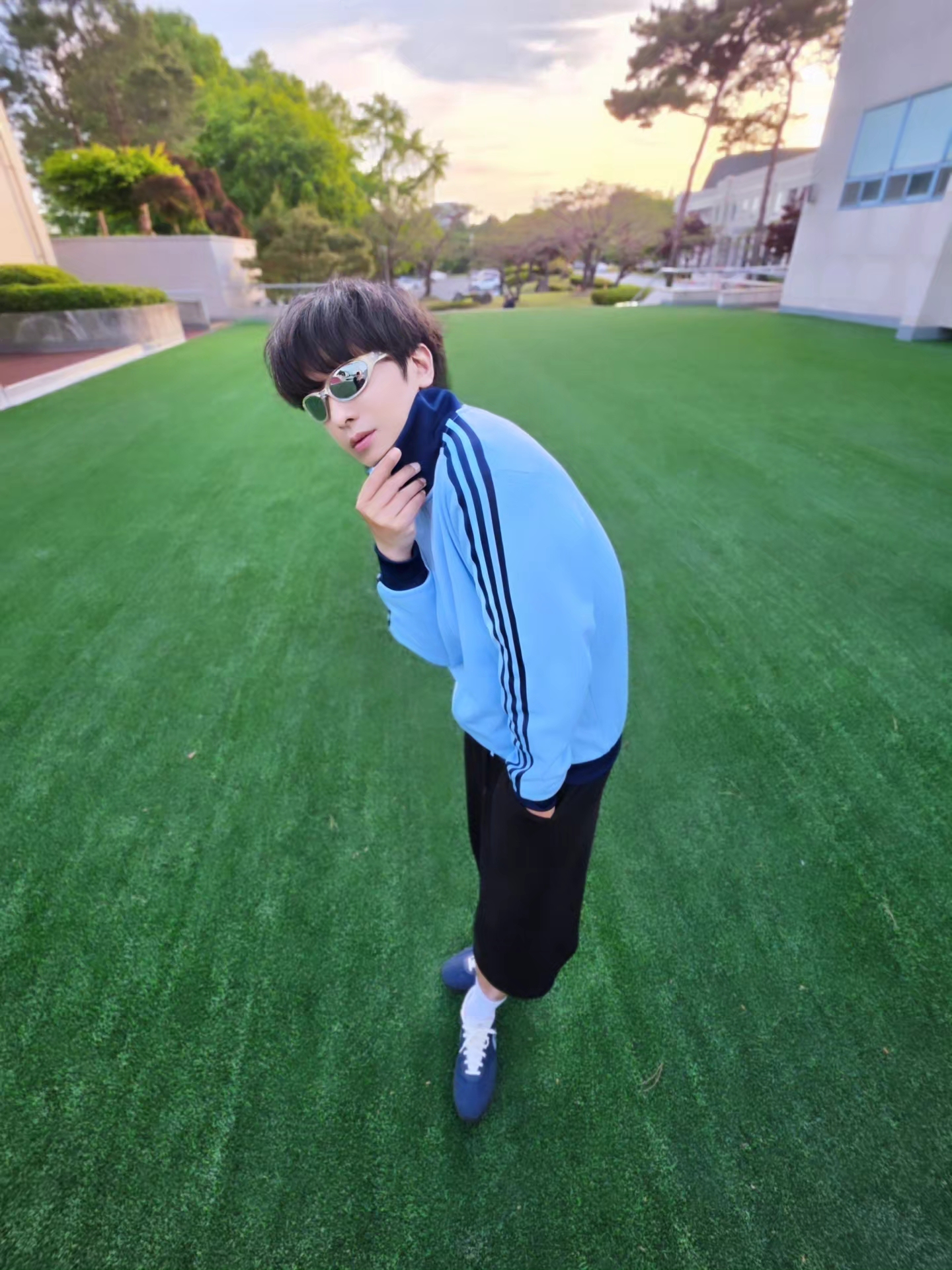 Adidas Adicolor Classic Beckenbauer Track Top Clear Sky Night Indigo - KR Sizing, Converse Run Star Trainer Retro Sport Azul 착용 스타일 - 1