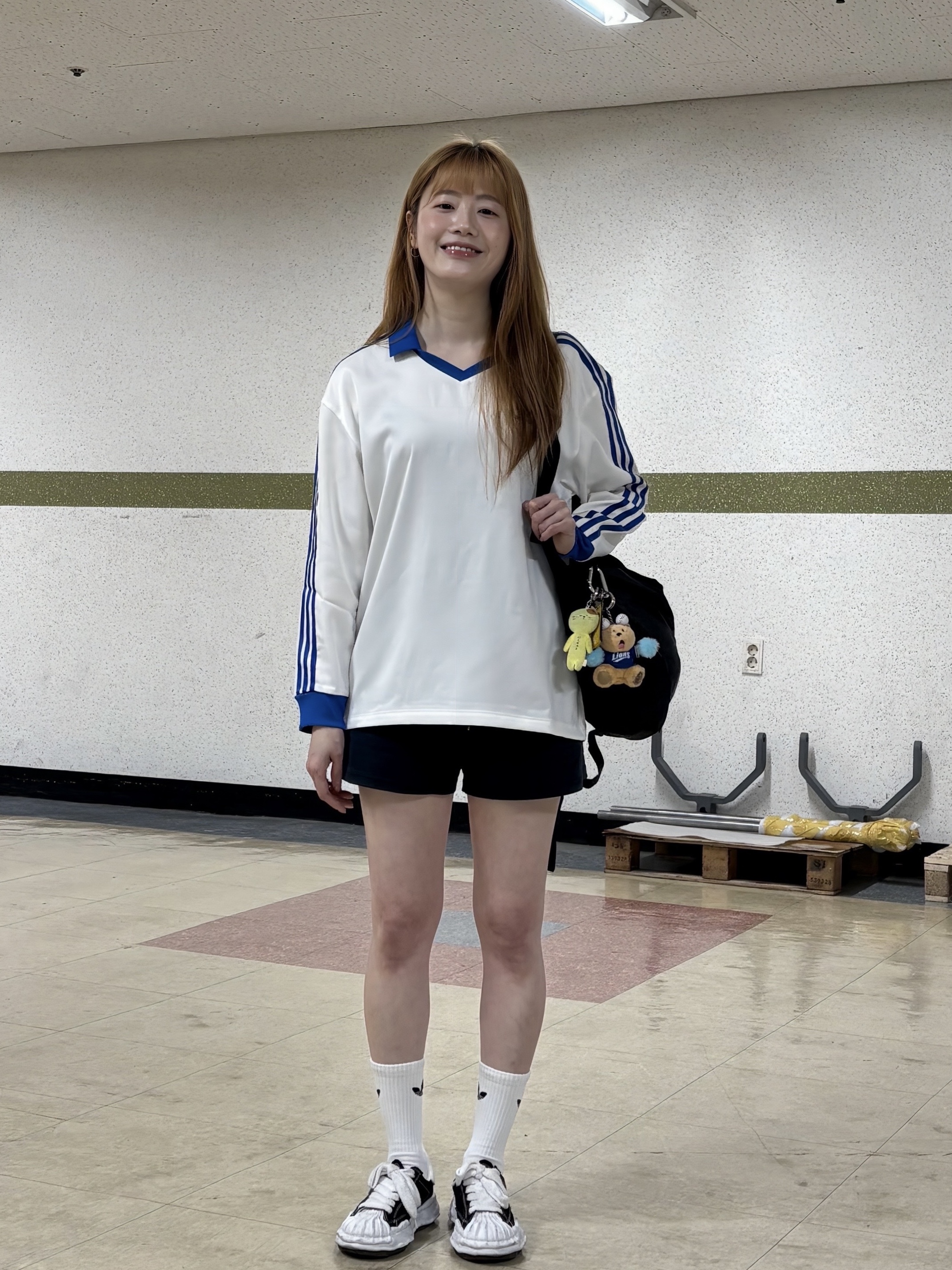 (W) Adidas 3-Stripes Satin Long Sleeve T-Shirt Cloud White - KR Sizing, Maison Mihara Yasuhiro Blakey OG Sole Canvas Low-top Sneakers Black White 착용 스타일 - 1