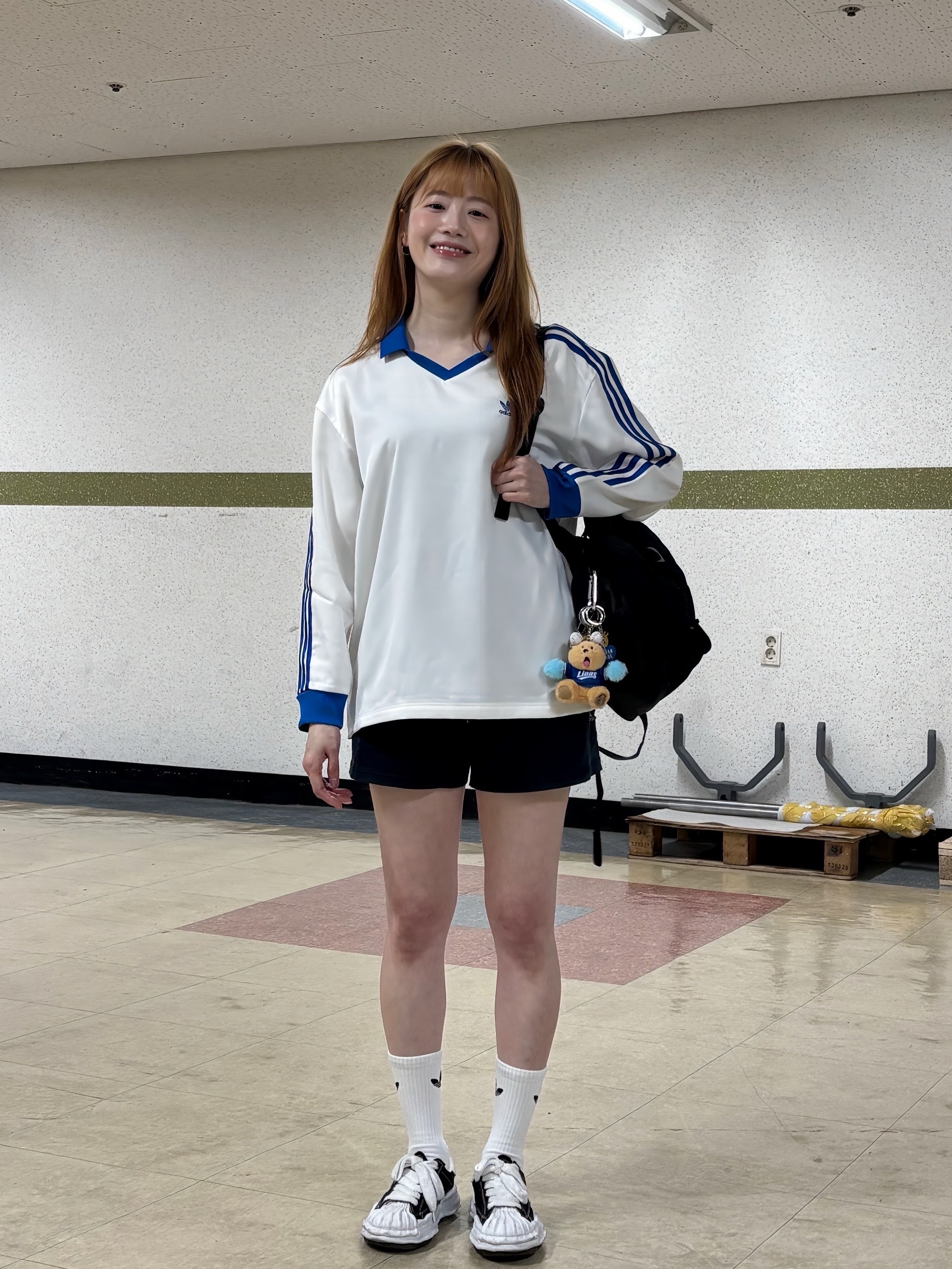 (W) Adidas 3-Stripes Satin Long Sleeve T-Shirt Cloud White - KR Sizing, Maison Mihara Yasuhiro Blakey OG Sole Canvas Low-top Sneakers Black White 착용 스타일 - 7