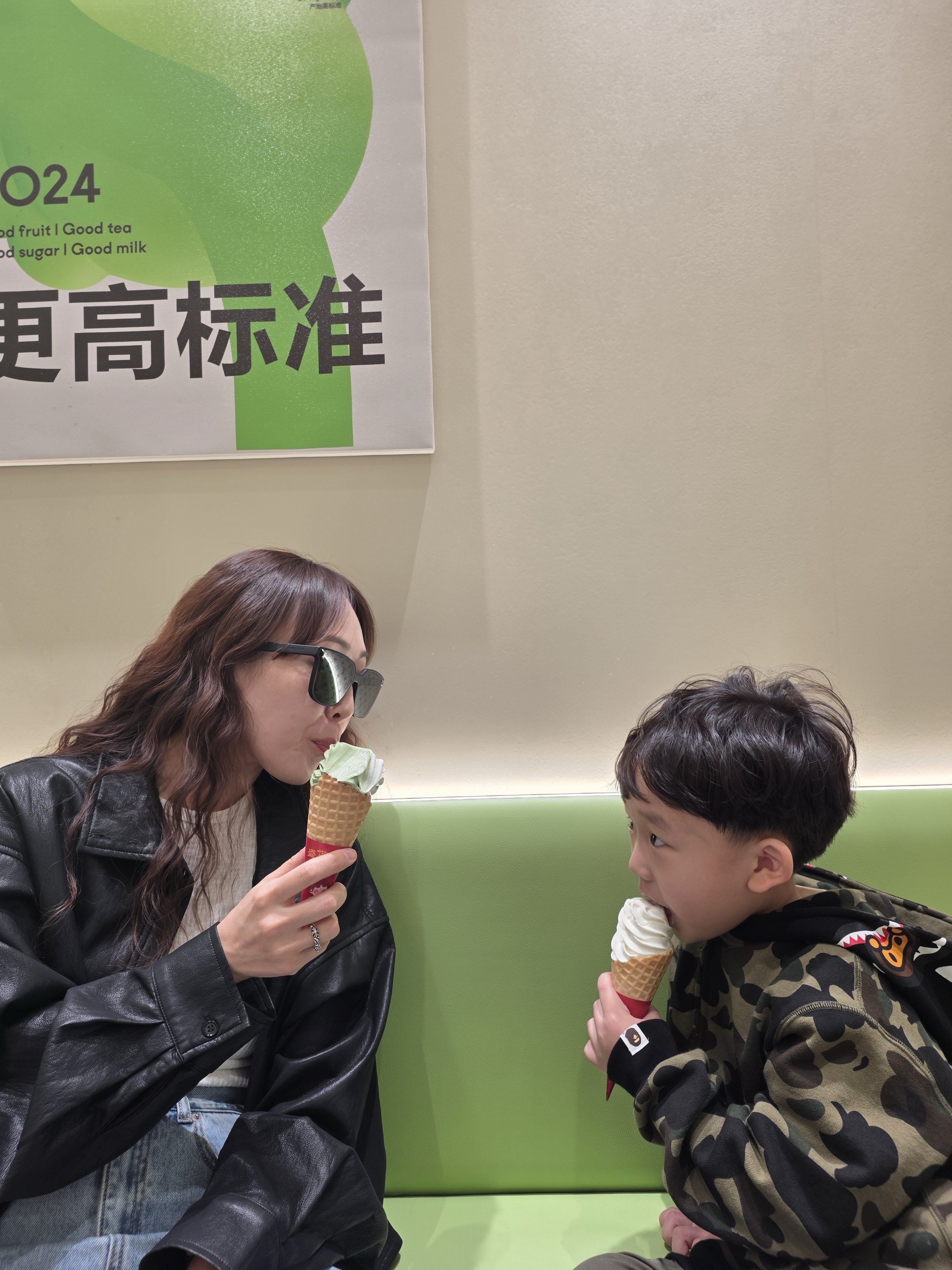 (PS) Jordan 6 Retro Carmine 2021, (Kids) BAPE 1st Camo Milo Shark Zip Hoodie Green 착용 스타일 - 2