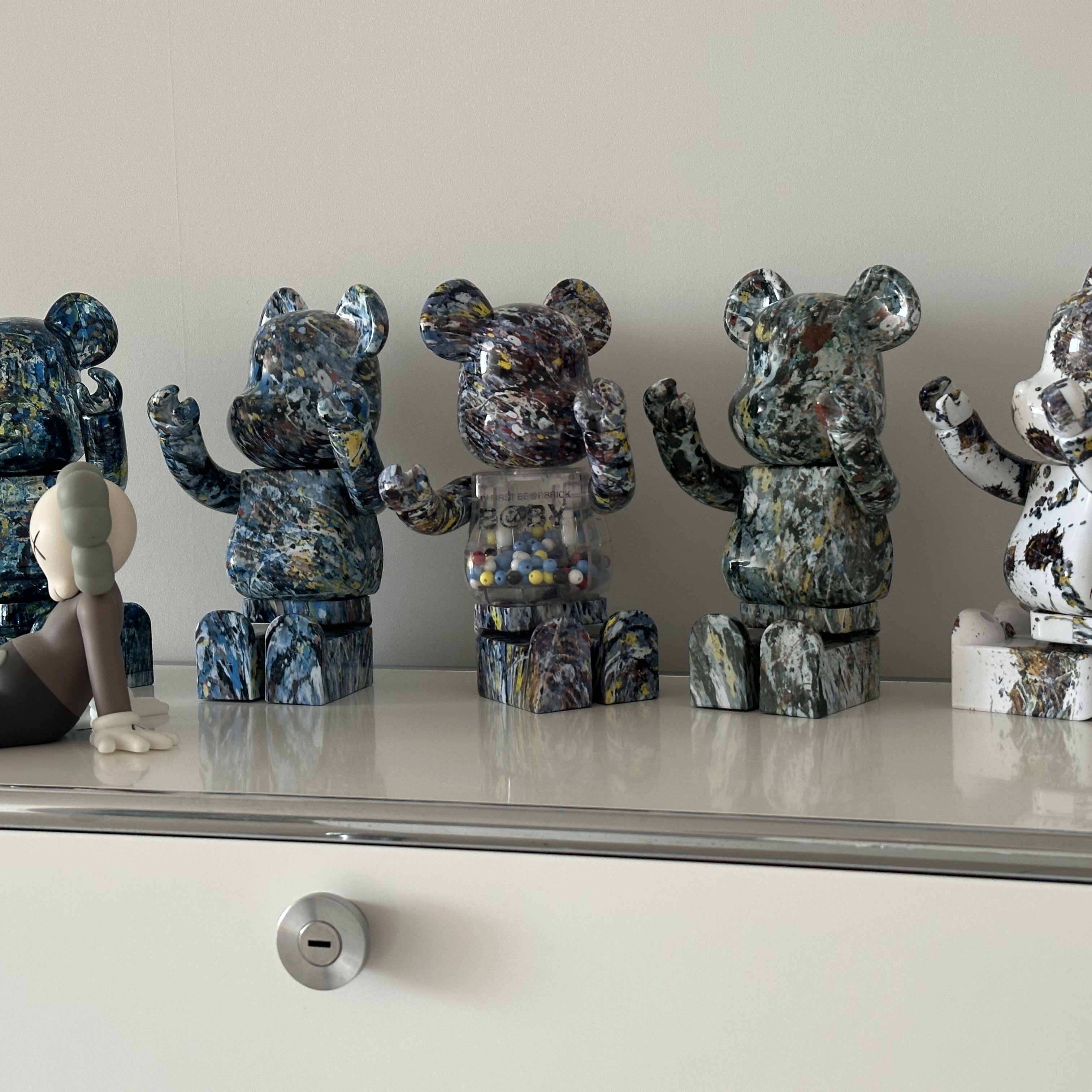 Bearbrick My First Bearbrick Baby Jackson Pollock Studio Ver. 100% & 400% Set 착용 스타일