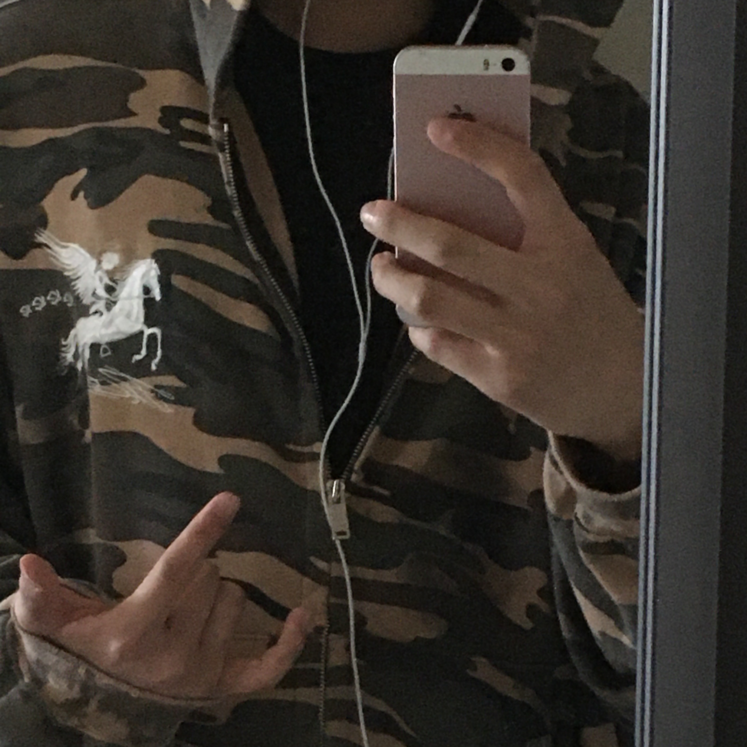PACOSPLY Dirty Falling Angel Zip Up Hoodie Dirty Camo 착용 스타일