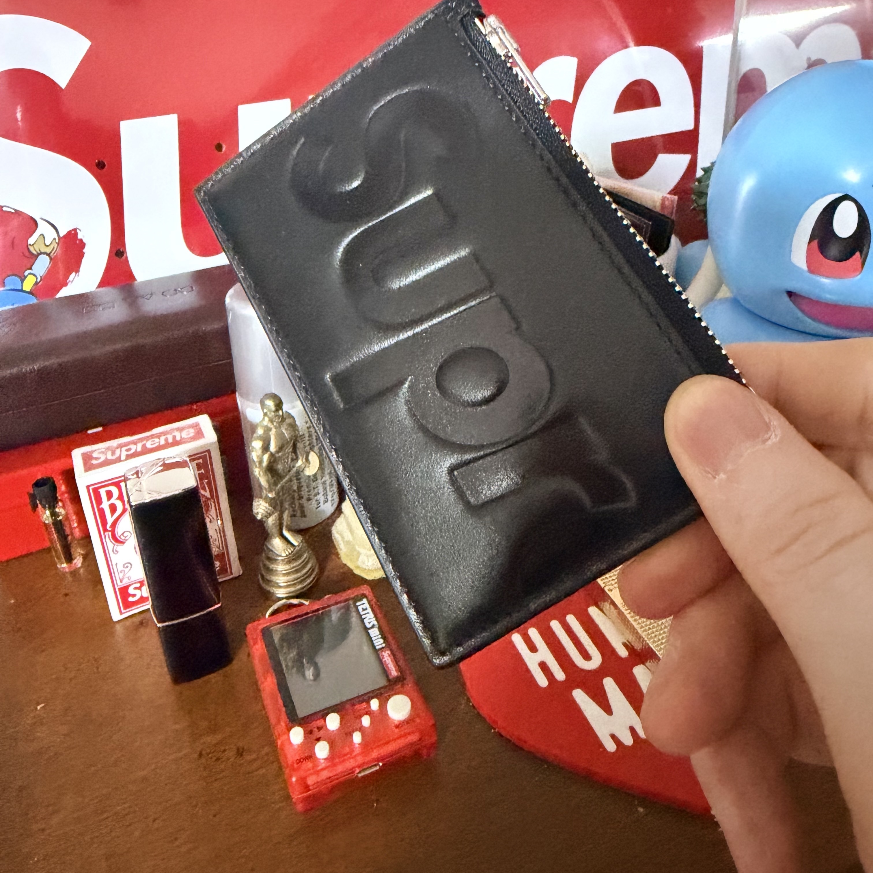 Supreme Leather Zip Card Holder Black 착용 스타일