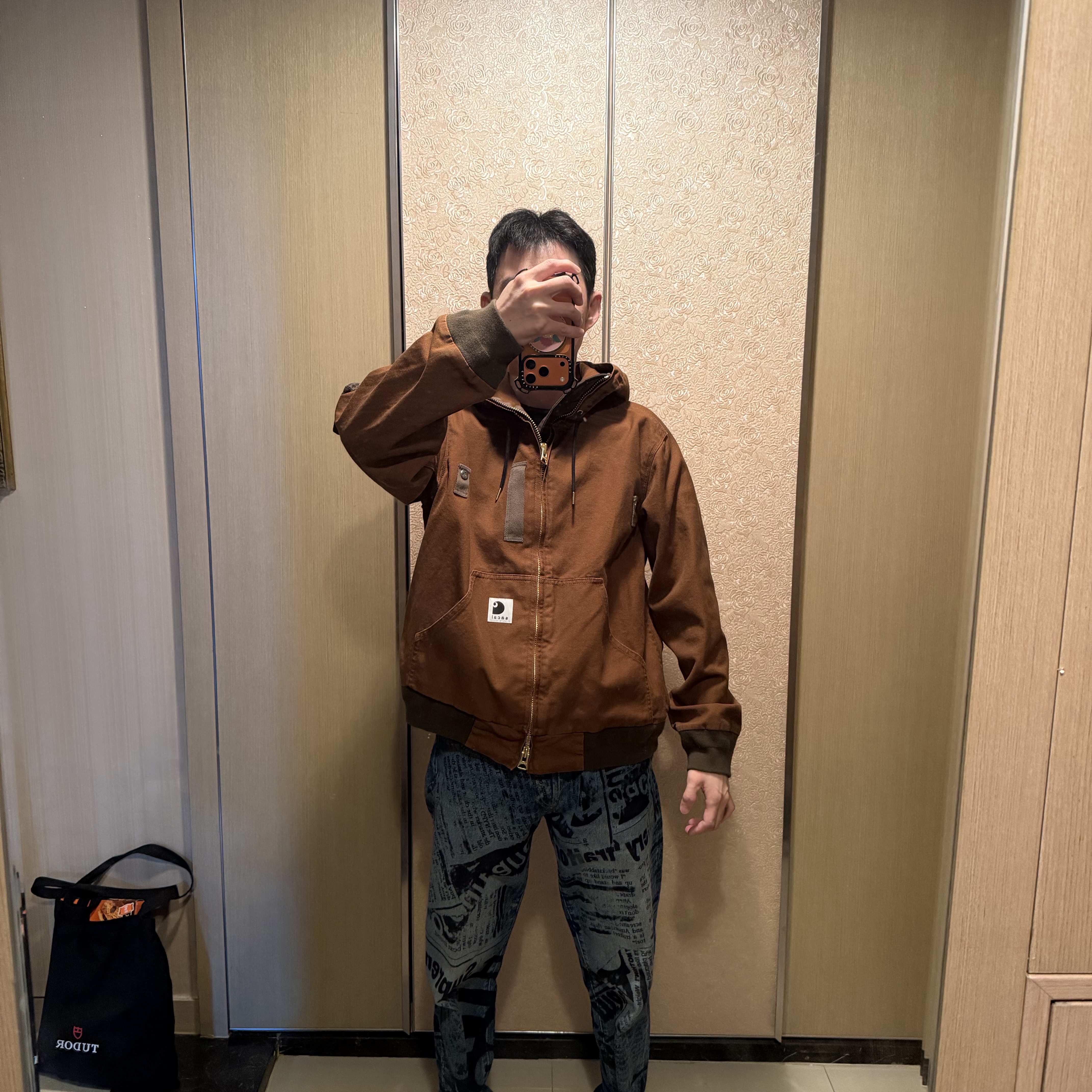 Sacai x Carhartt WIP Washed Duck Hooded Blouson Dark Beige 착용 스타일 - 4