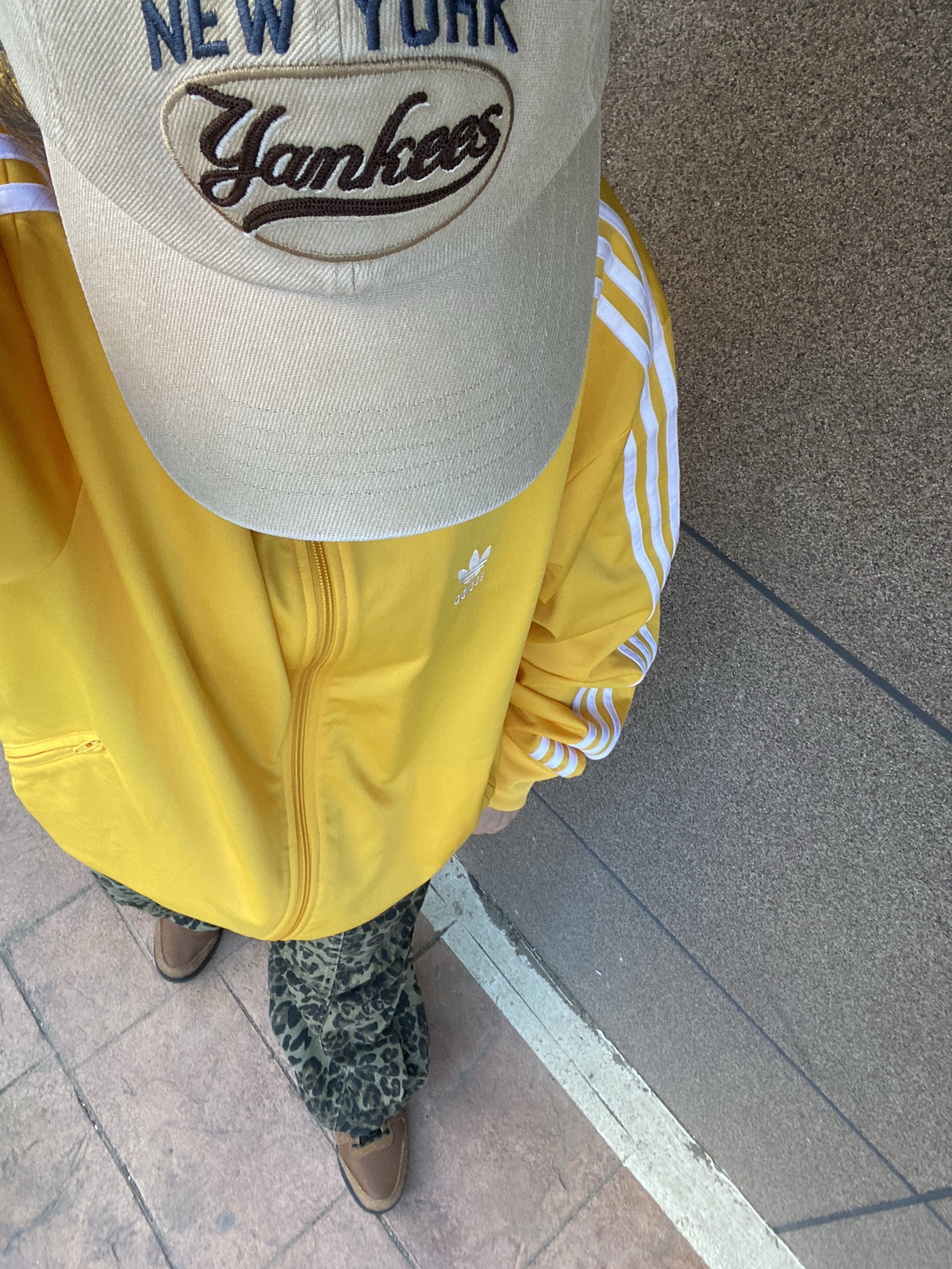 Adidas Adicolor Classic Firebird Track Top Preloved Yellow - KR Sizing, MLB Varsity Vintage Cursive Stitch Unstructured Ball Cap New York Yankees Light Beige 착용 스타일