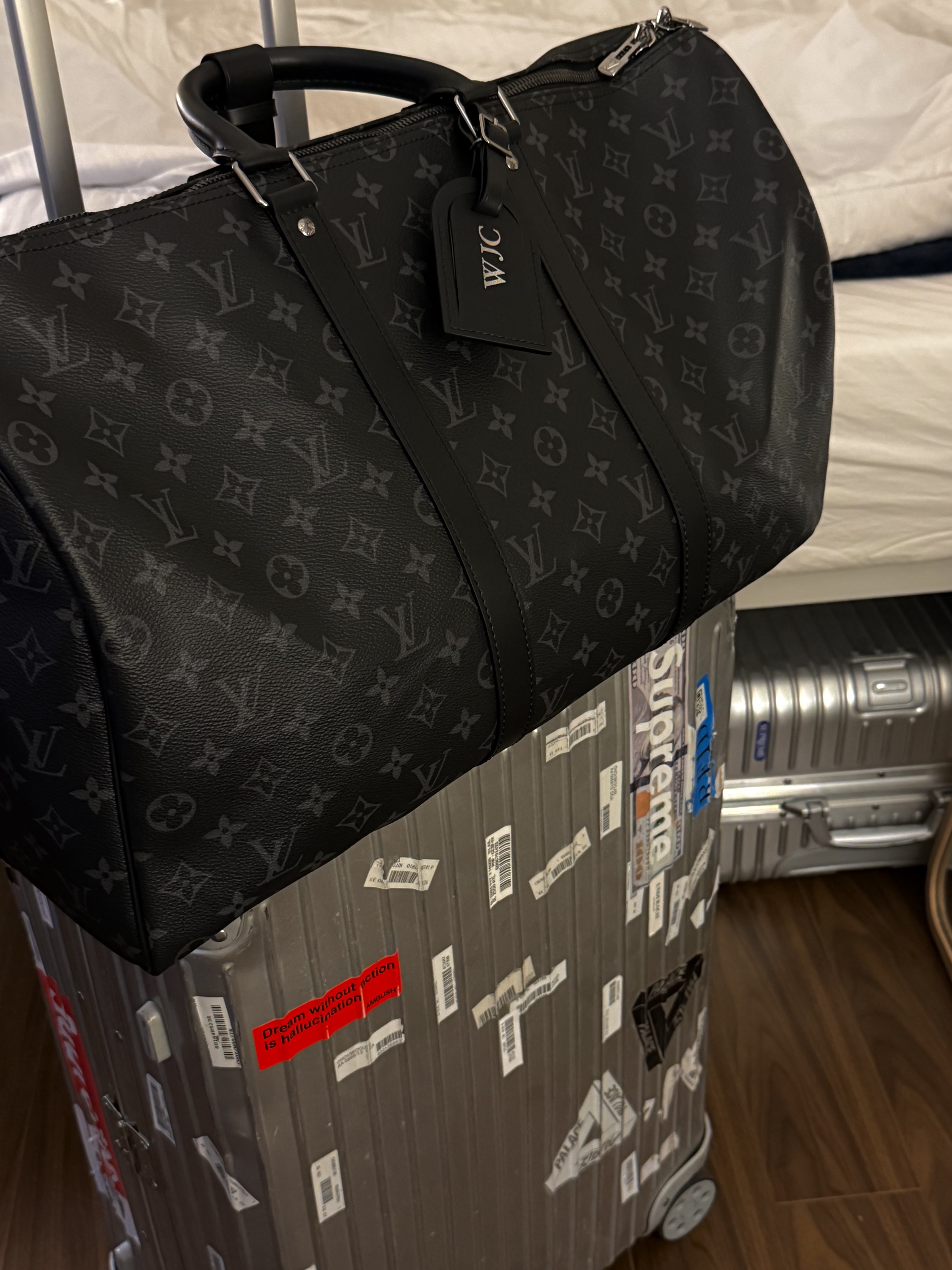 Louis Vuitton Keepall Bandouliere 50 Black, Rimowa Original Check-In Medium Aluminium Suitcase Silver 착용 스타일 - 1