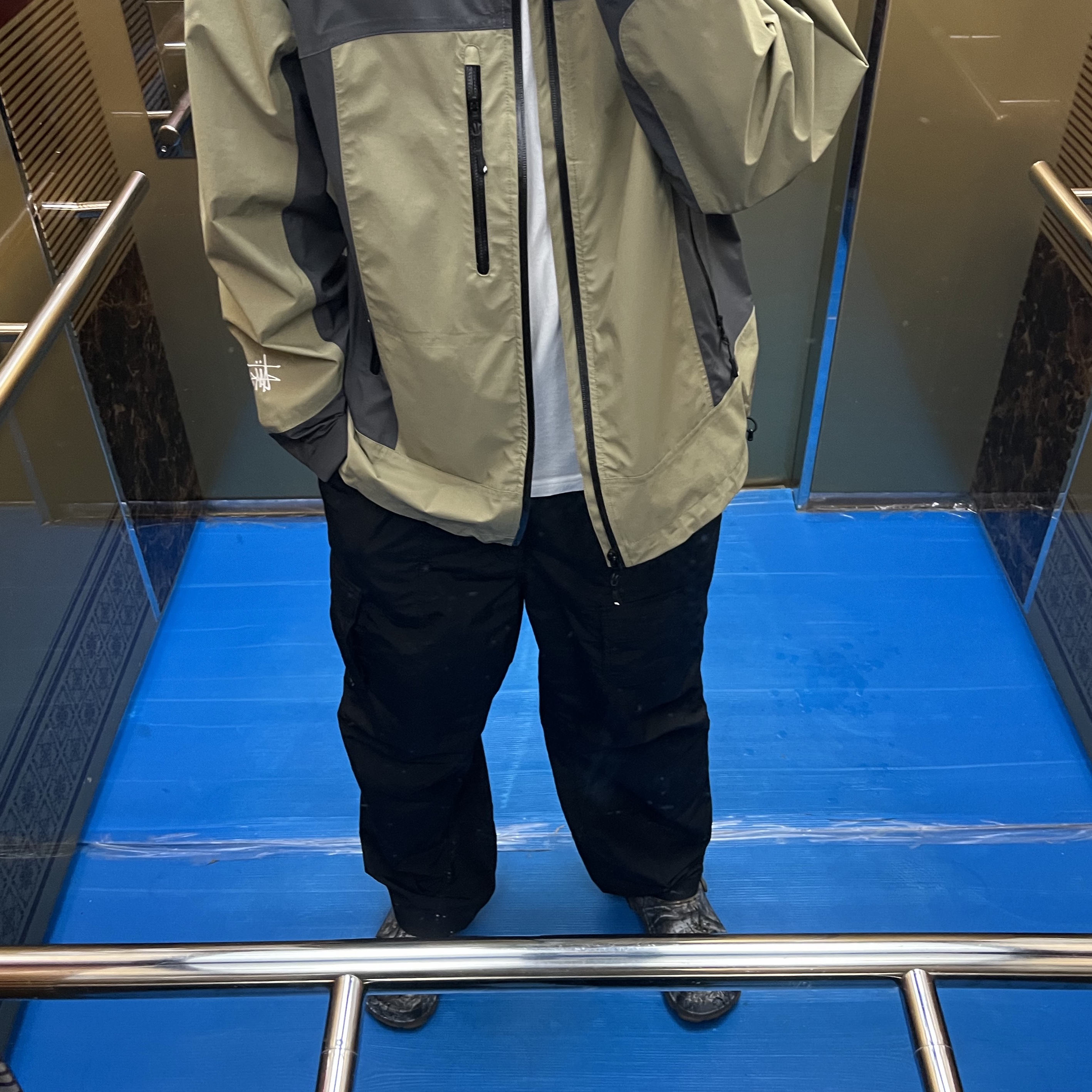 Stussy Taped Seam Rain Shell Jacket Moss, Arc'teryx Beta Pants Black 착용 스타일