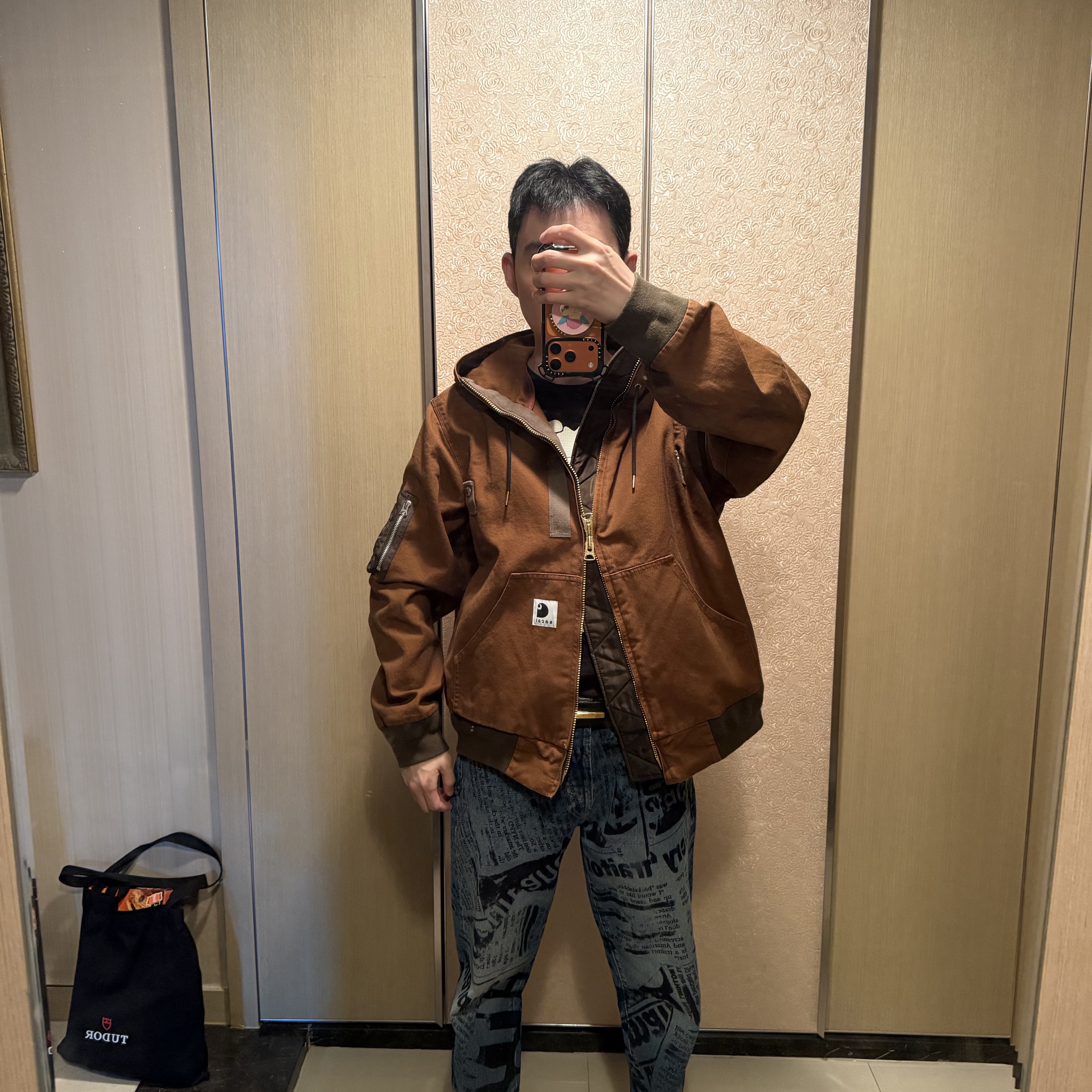 Sacai x Carhartt WIP Washed Duck Hooded Blouson Dark Beige 착용 스타일 - 6