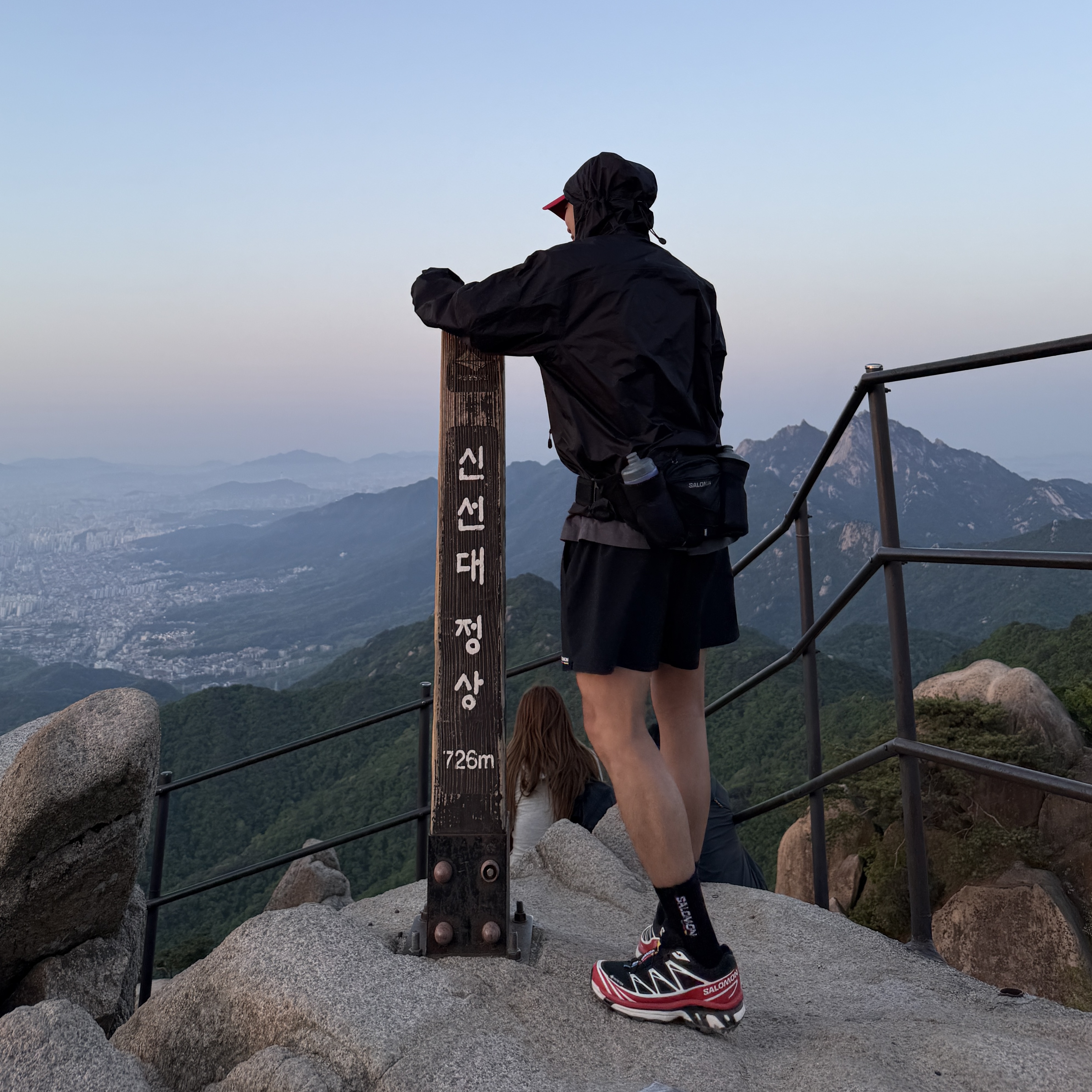 Salomon XT-6 GTX Black Flame Scarlet 착용 스타일