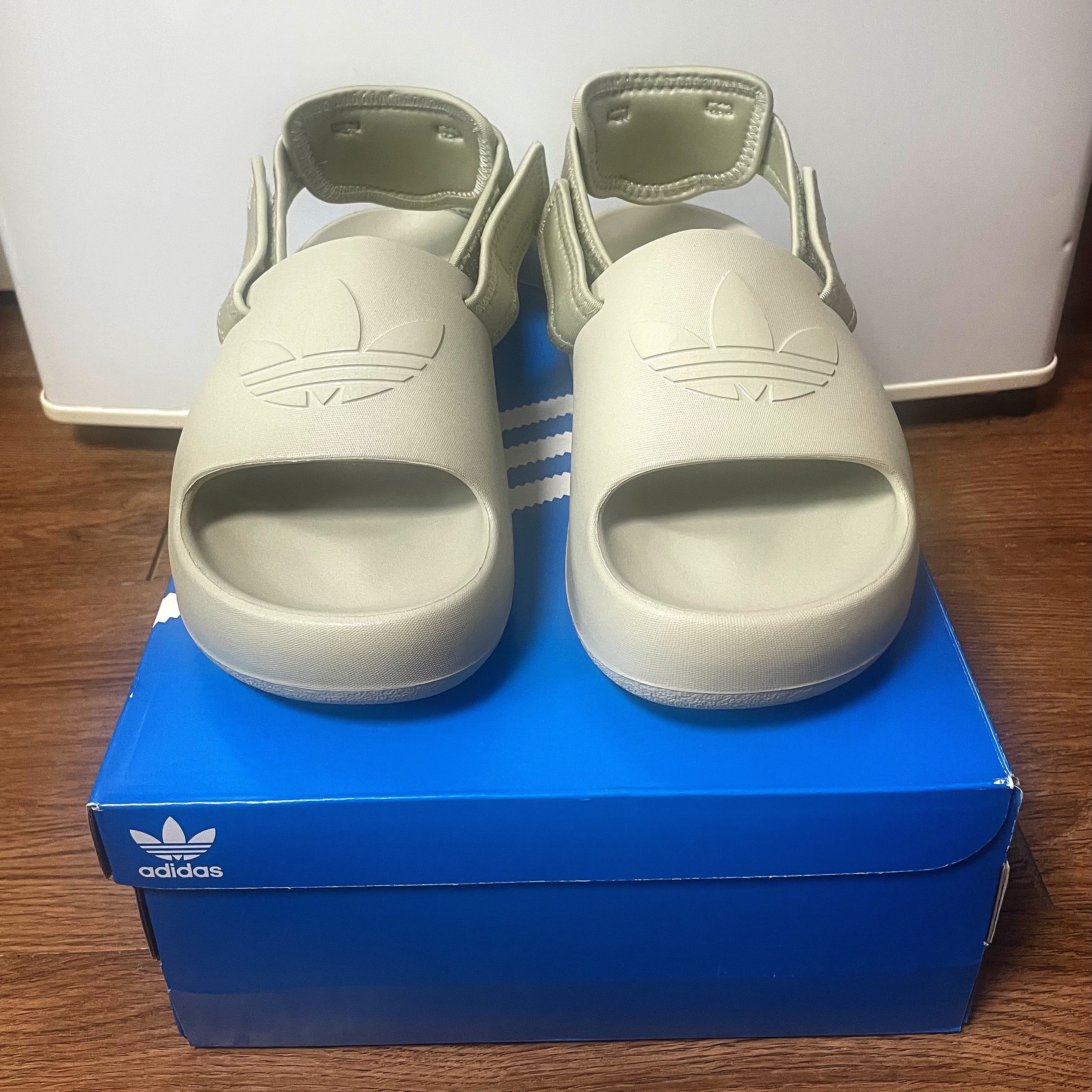 (J) Adidas Adifom Adilette Slides Putty Grey 착용 스타일 - 5
