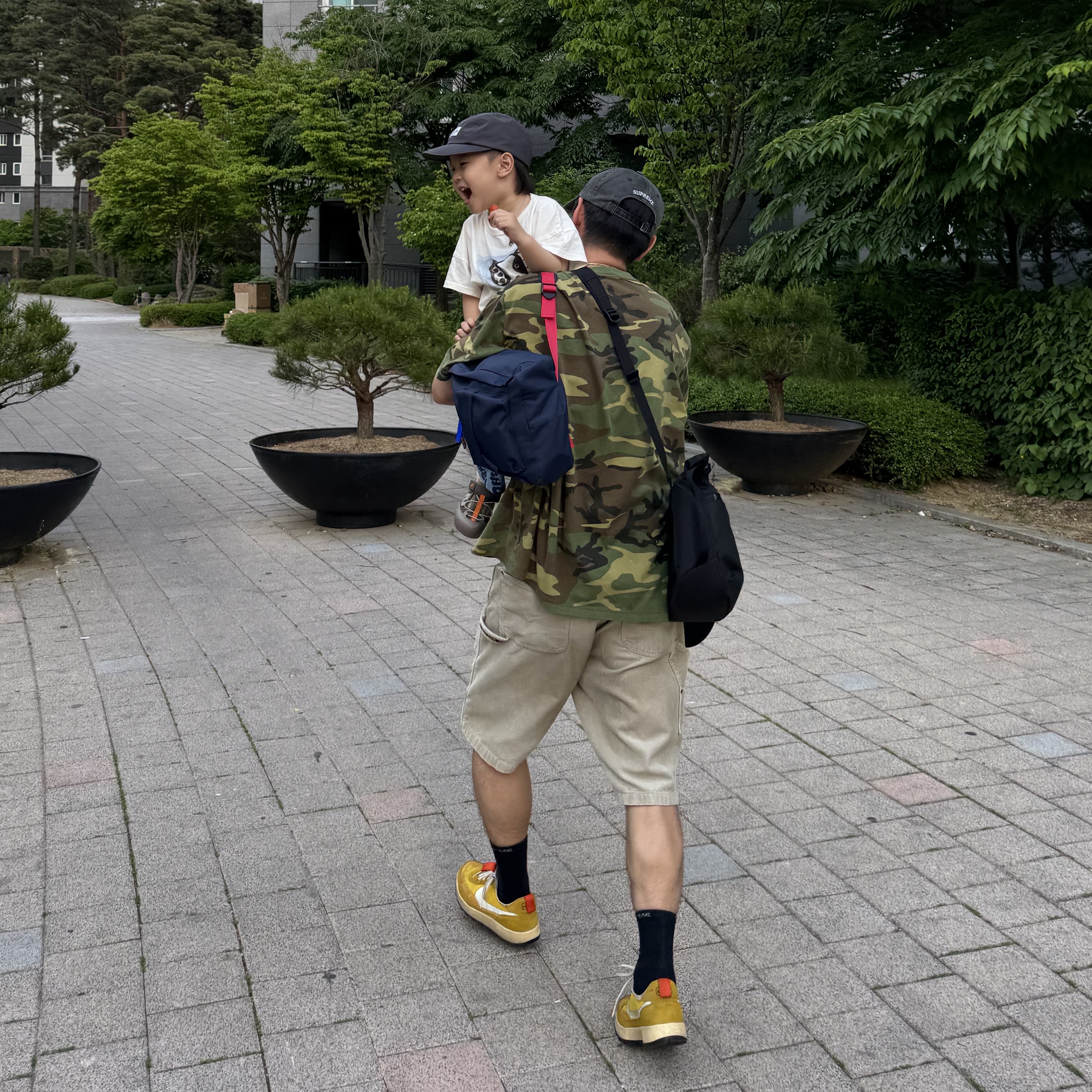 Stussy Stock Camo T-Shirt Camo White, Supreme Washed Corduroy Double Knee Painter Short Tan - 24SS 착용 스타일 - 2