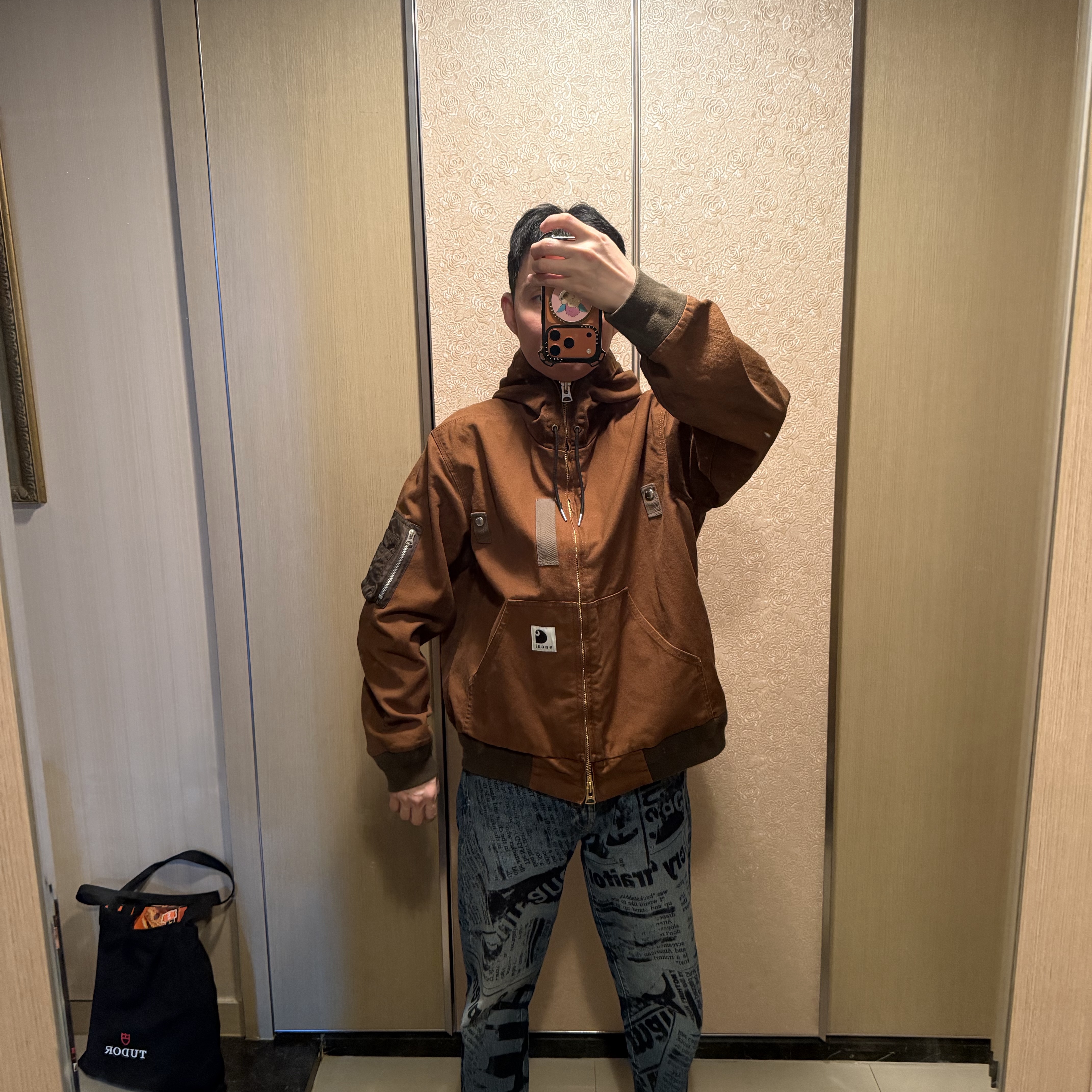 Sacai x Carhartt WIP Washed Duck Hooded Blouson Dark Beige 착용 스타일 - 8
