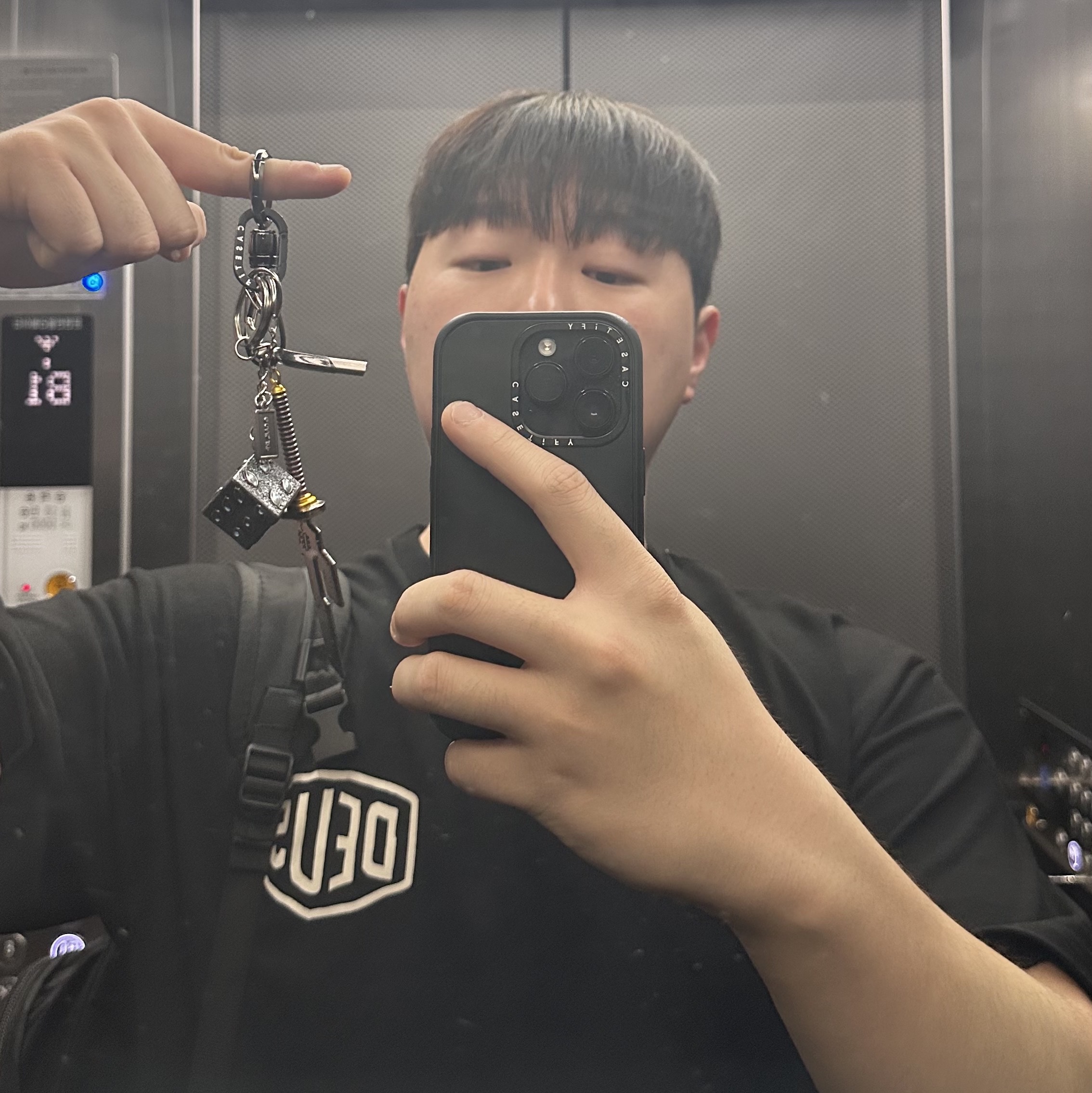 Jujutsu Kaisen Prison Realm Keyring, Deus Ex Machina Seoul College T-Shirt Black 착용 스타일 - 1