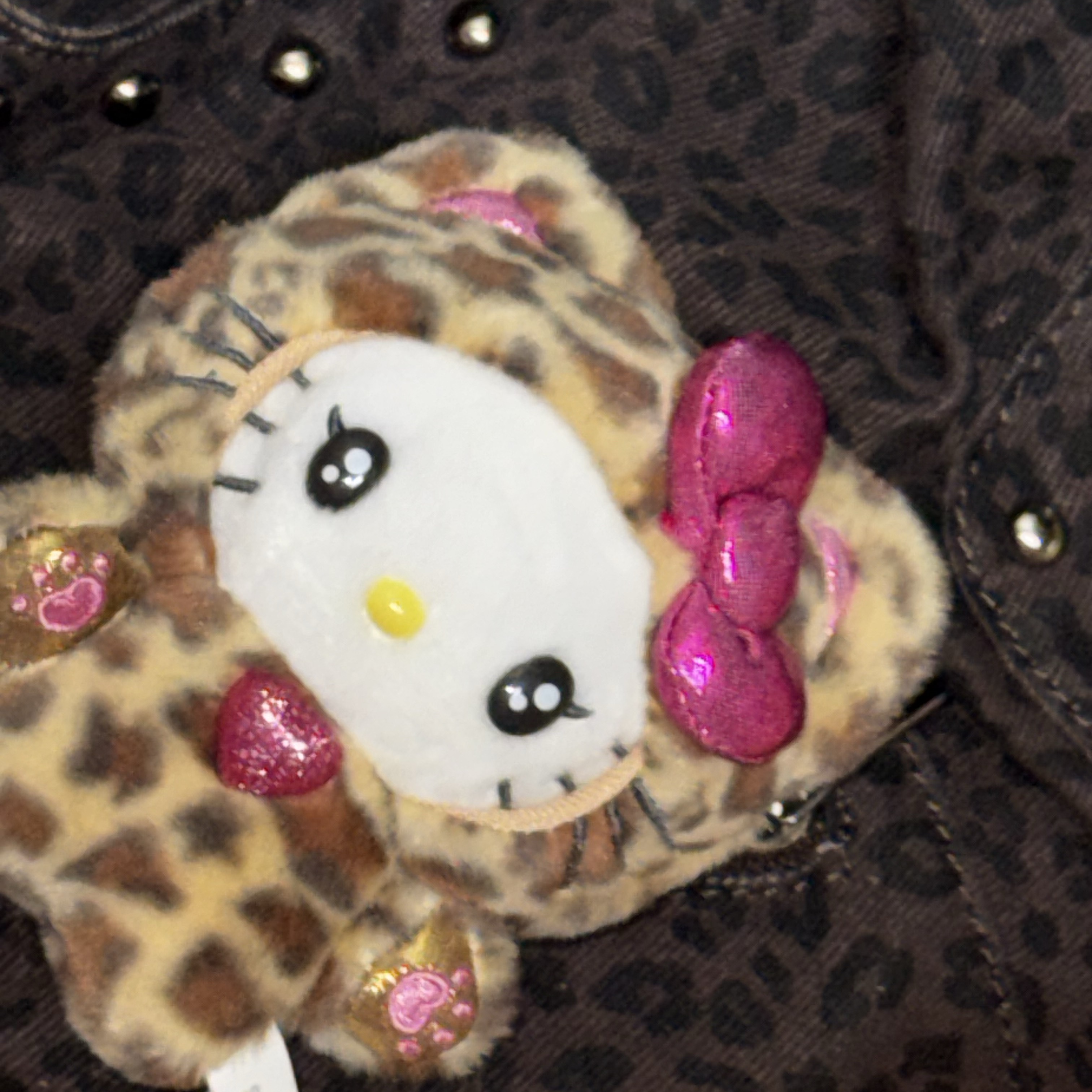 Sanrio Hello Kitty Sanrio Gyaruneko Mascot Holder Brown 착용 스타일