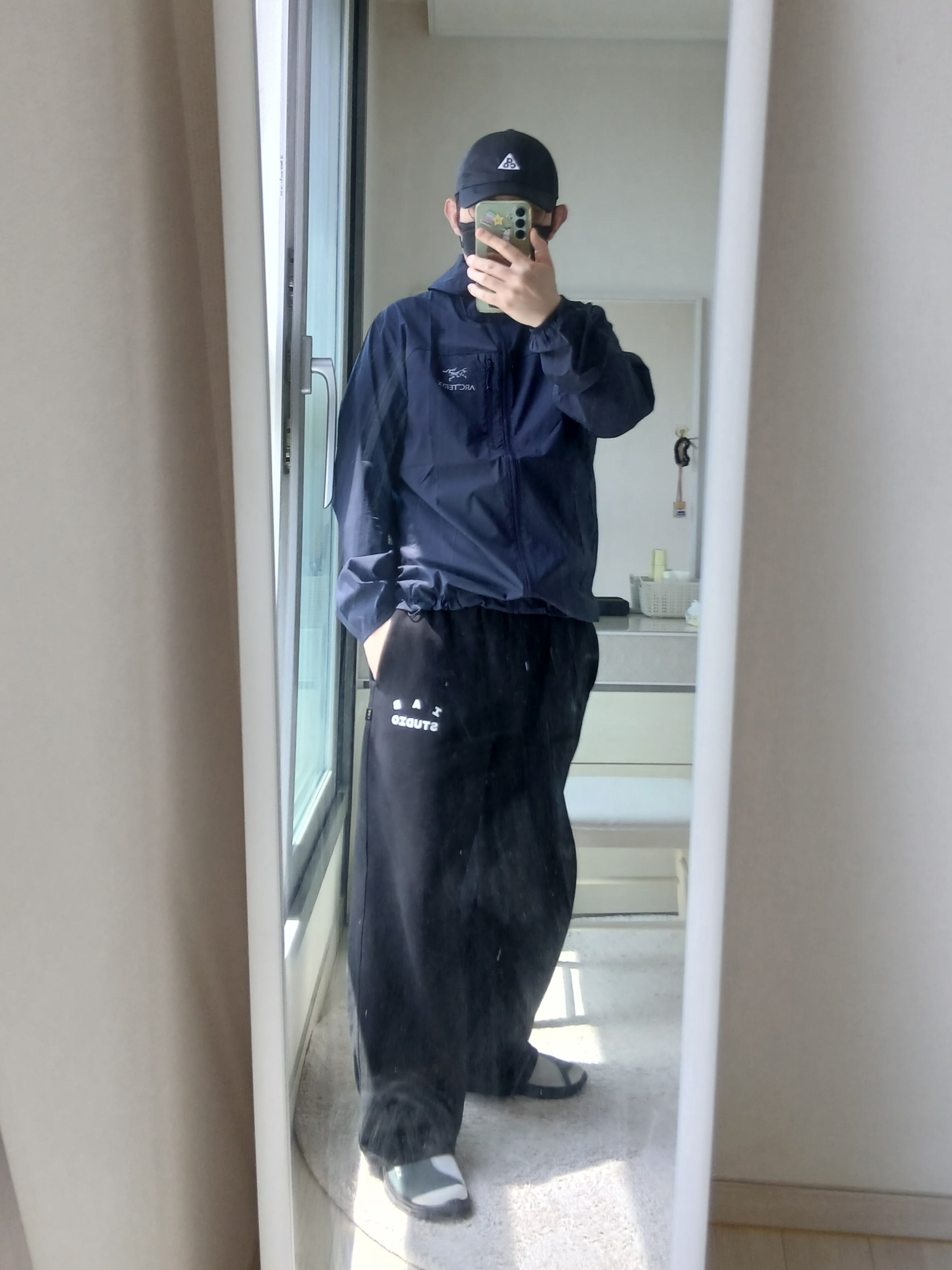 Nike ACG Trail Cap Black, IAB Studio IAB Sweatpants Black 착용 스타일 - 1