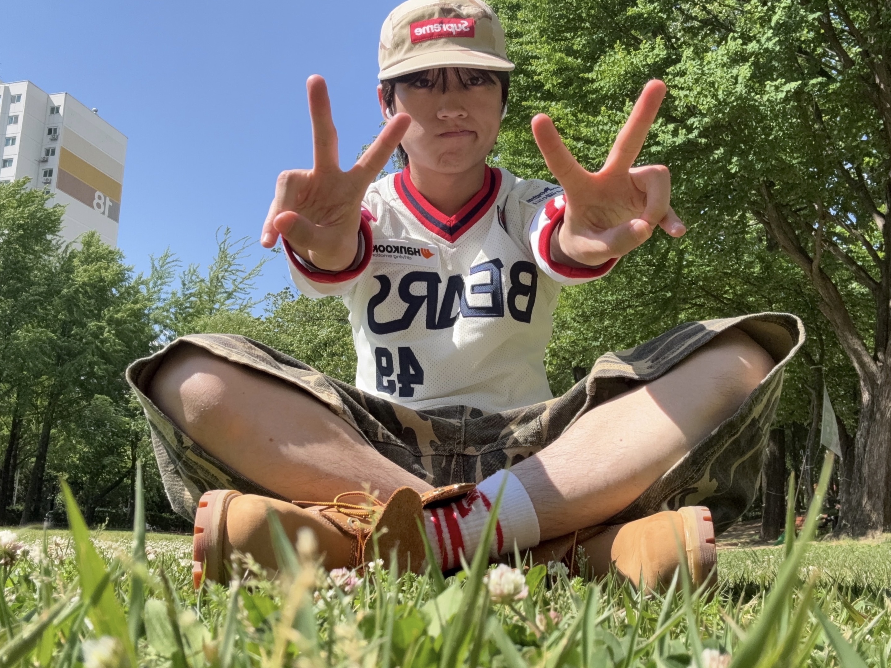 Supreme Washed Chino Twill Camp Cap Desert Camo - 24SS, Nike NSW Everyday Essential Crew Socks White University Red (3 Pack/Korean Ver.) 착용 스타일 - 1