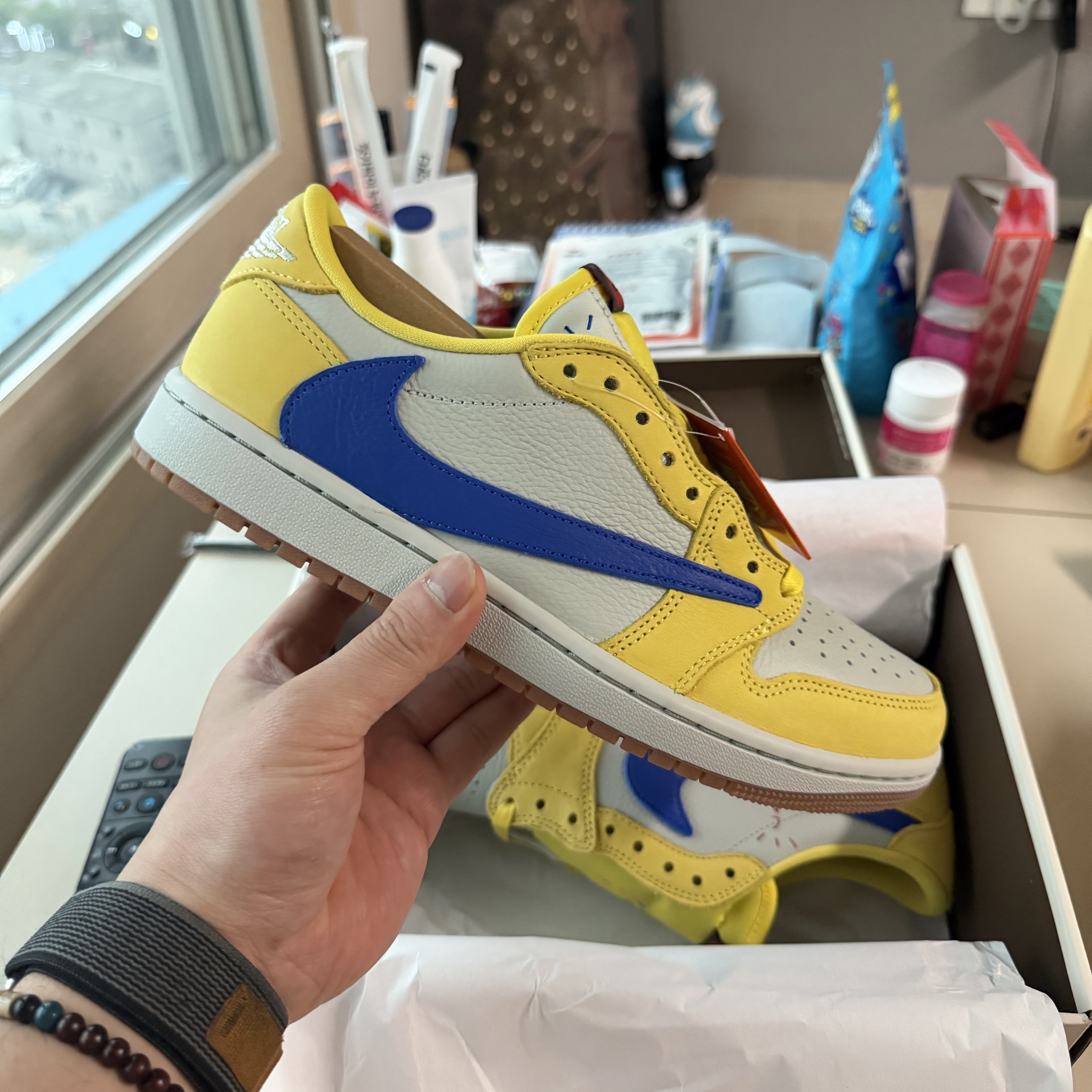 (W) Jordan 1 x Travis Scott Retro Low OG SP Canary 착용 스타일 - 1