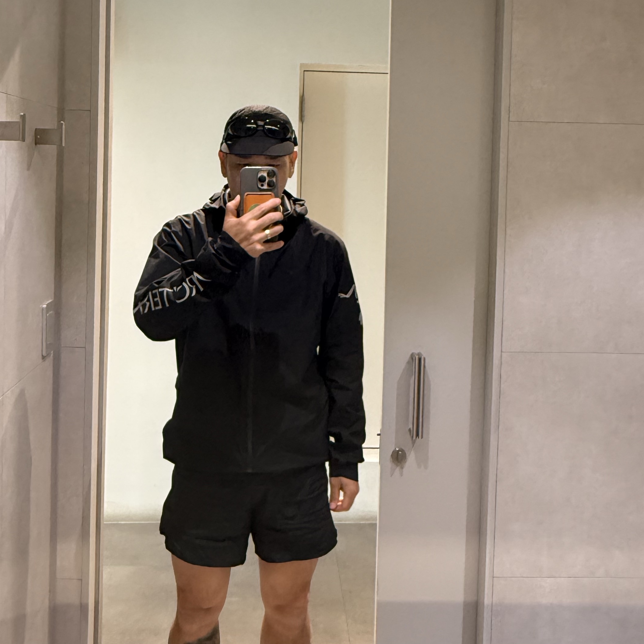 Arc'teryx Norvan Jacket Black, Oakley Eye Jacket Redux Matte Black Frame Prizm Grey Lenses High Bridge Fit 착용 스타일