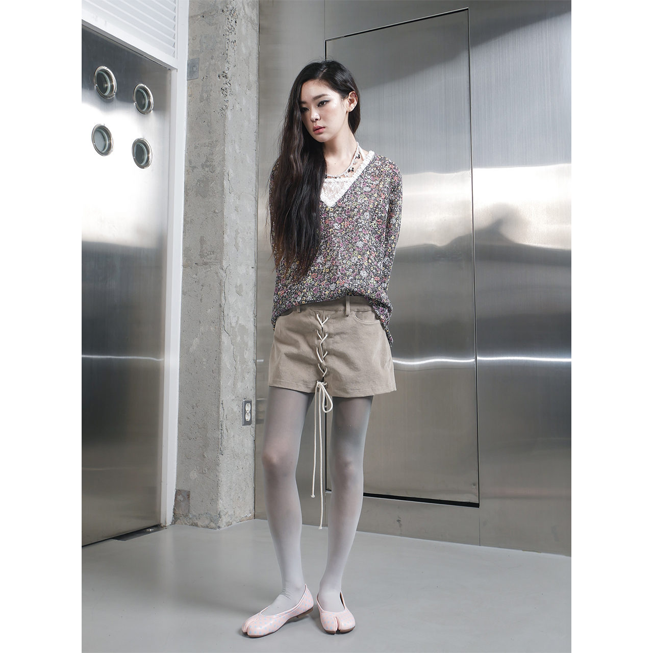 스틸레써디 플로럴 펀칭 브이넥 탑(Still Lethardy Floral Punching V-Neck Top) - 4