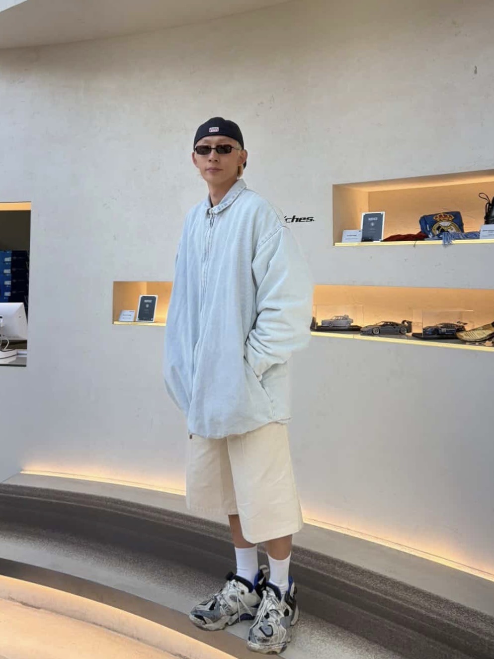 Zara x Willy Chavarria Wide Leg Pleated Bermuda Shorts Cream, Reebok x Vetements Genetically Modified Pump Dirty Chalk 착용 스타일 - 1