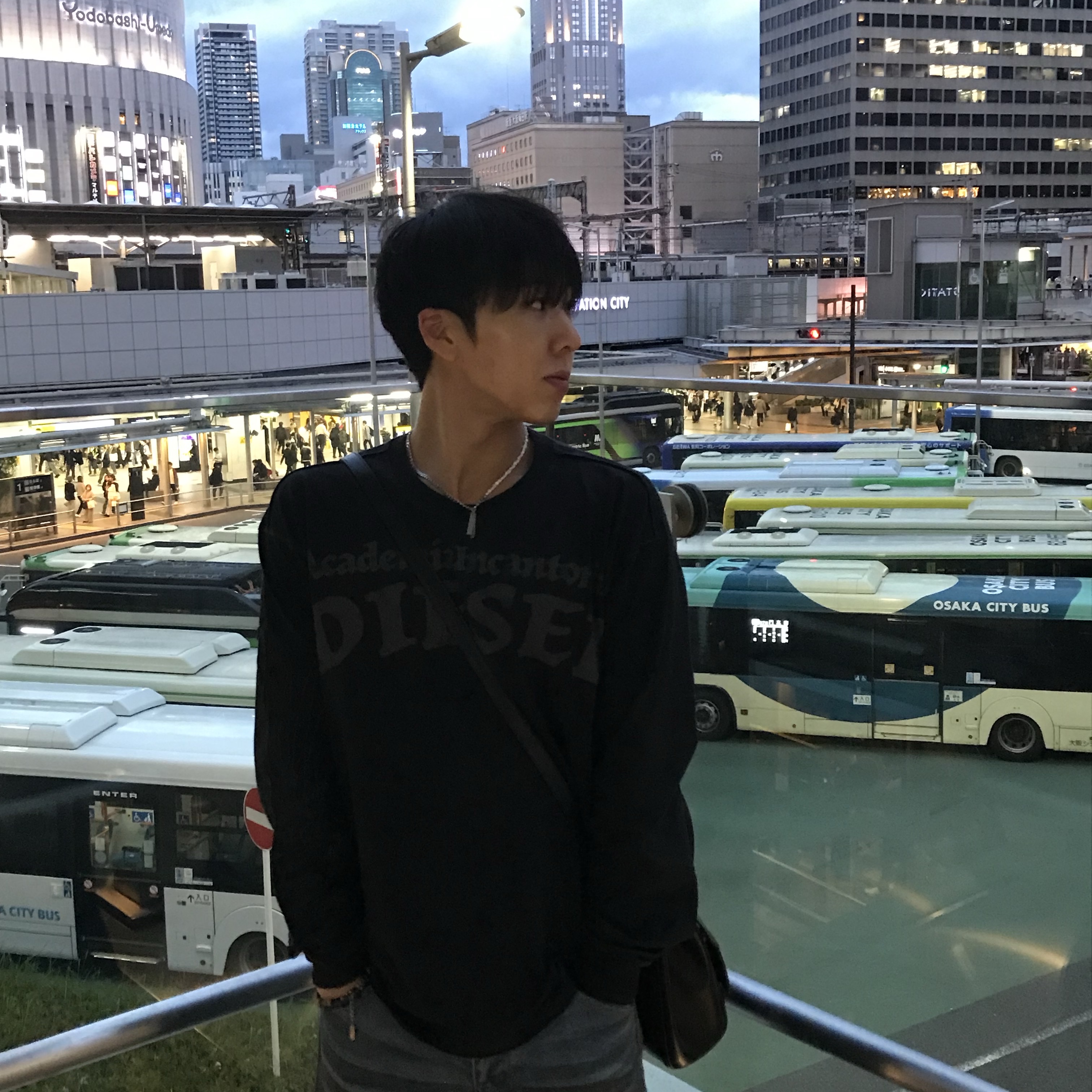 Diesel Long-Sleeve T-Shirt with Prints and Patches Black 착용 스타일 - 1