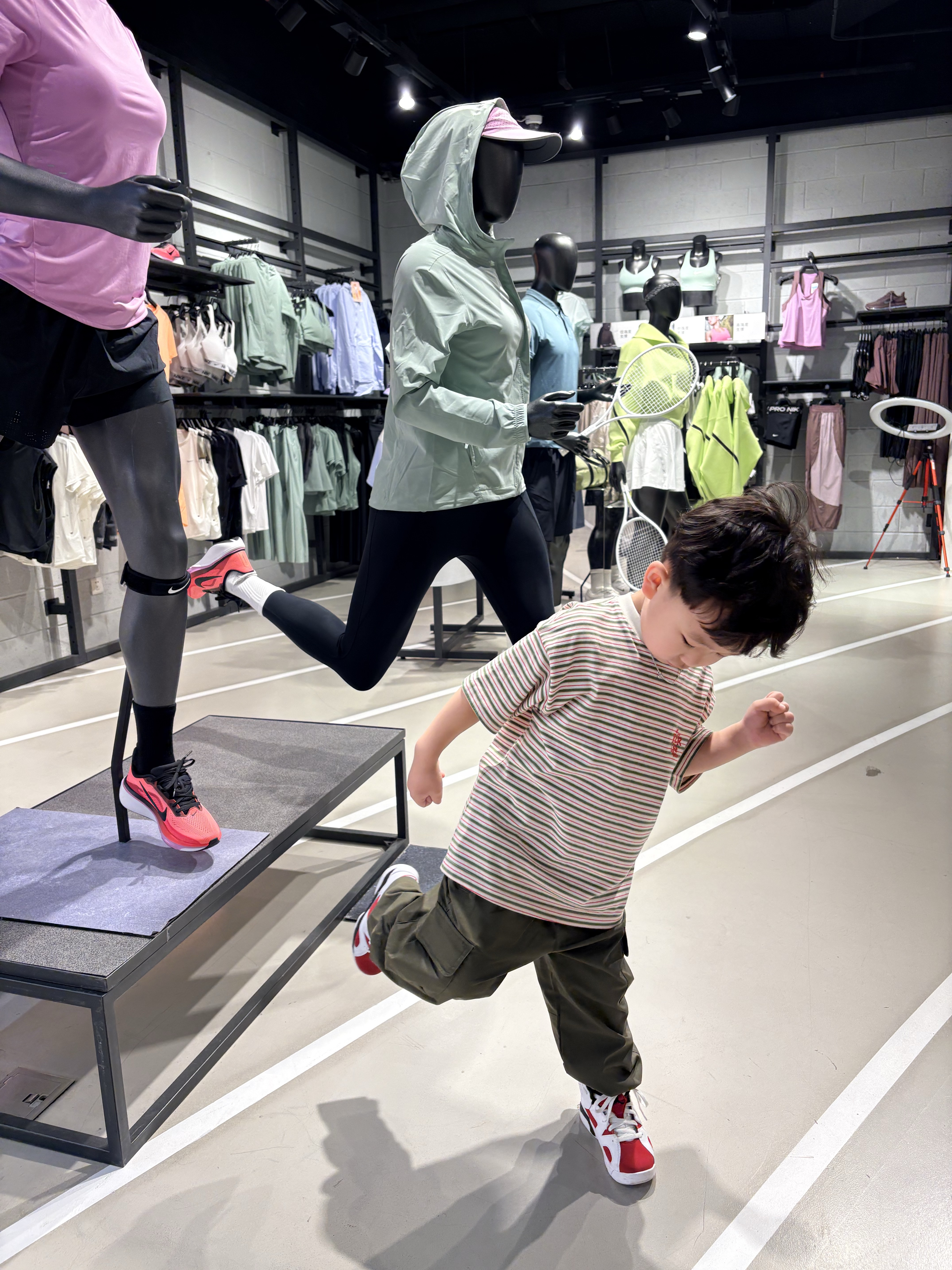 (PS) Jordan 6 Retro Carmine 2021, (Kids) BAPE 1st Camo Milo Shark Zip Hoodie Green 착용 스타일 - 4