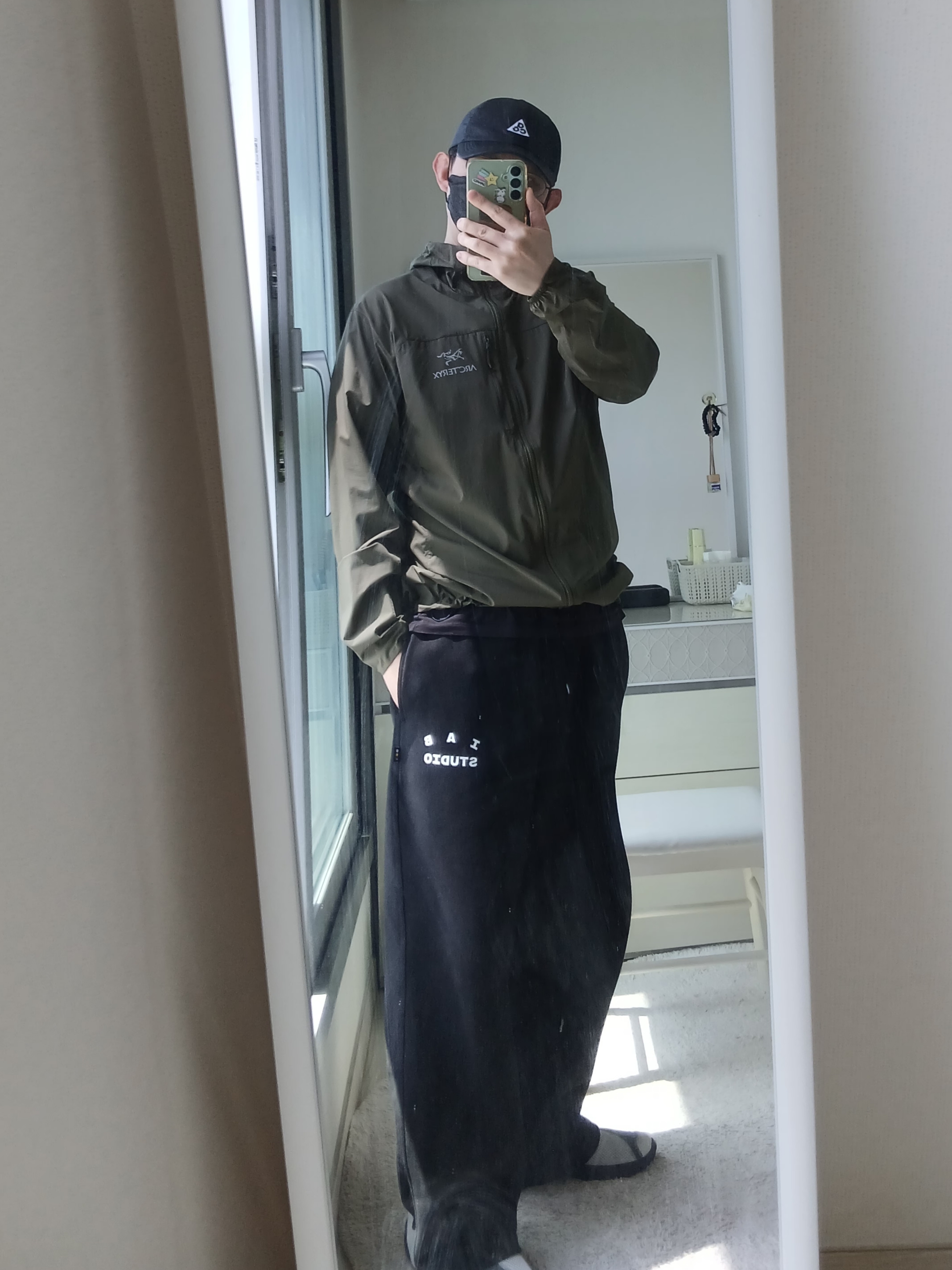 Nike ACG Trail Cap Black, IAB Studio IAB Sweatpants Black 착용 스타일 - 1