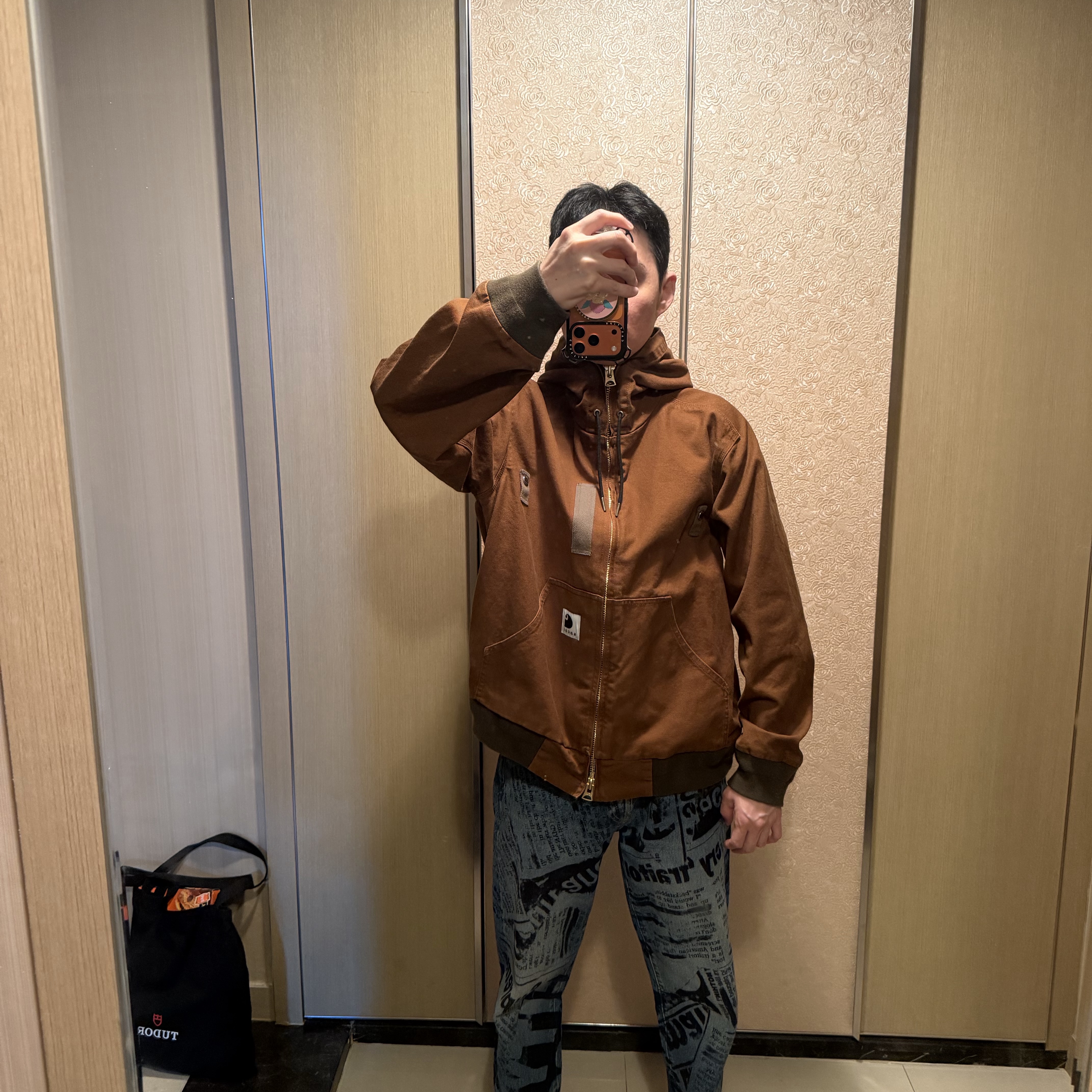 Sacai x Carhartt WIP Washed Duck Hooded Blouson Dark Beige 착용 스타일 - 7