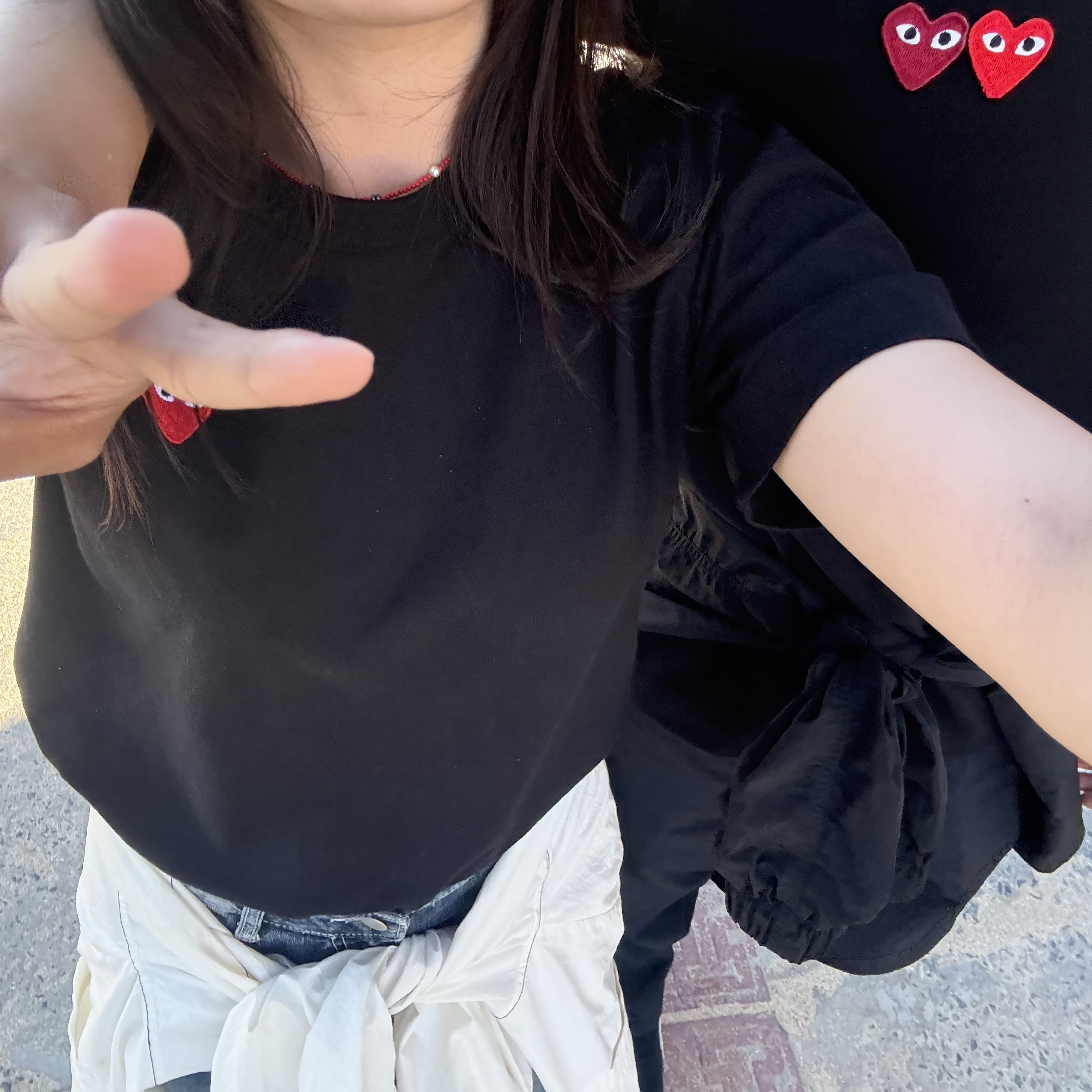 Play Comme des Garcons Double Heart T-Shirt Black, (W) Matin Kim Logo Coating Jumper Ivory 착용 스타일 - 2