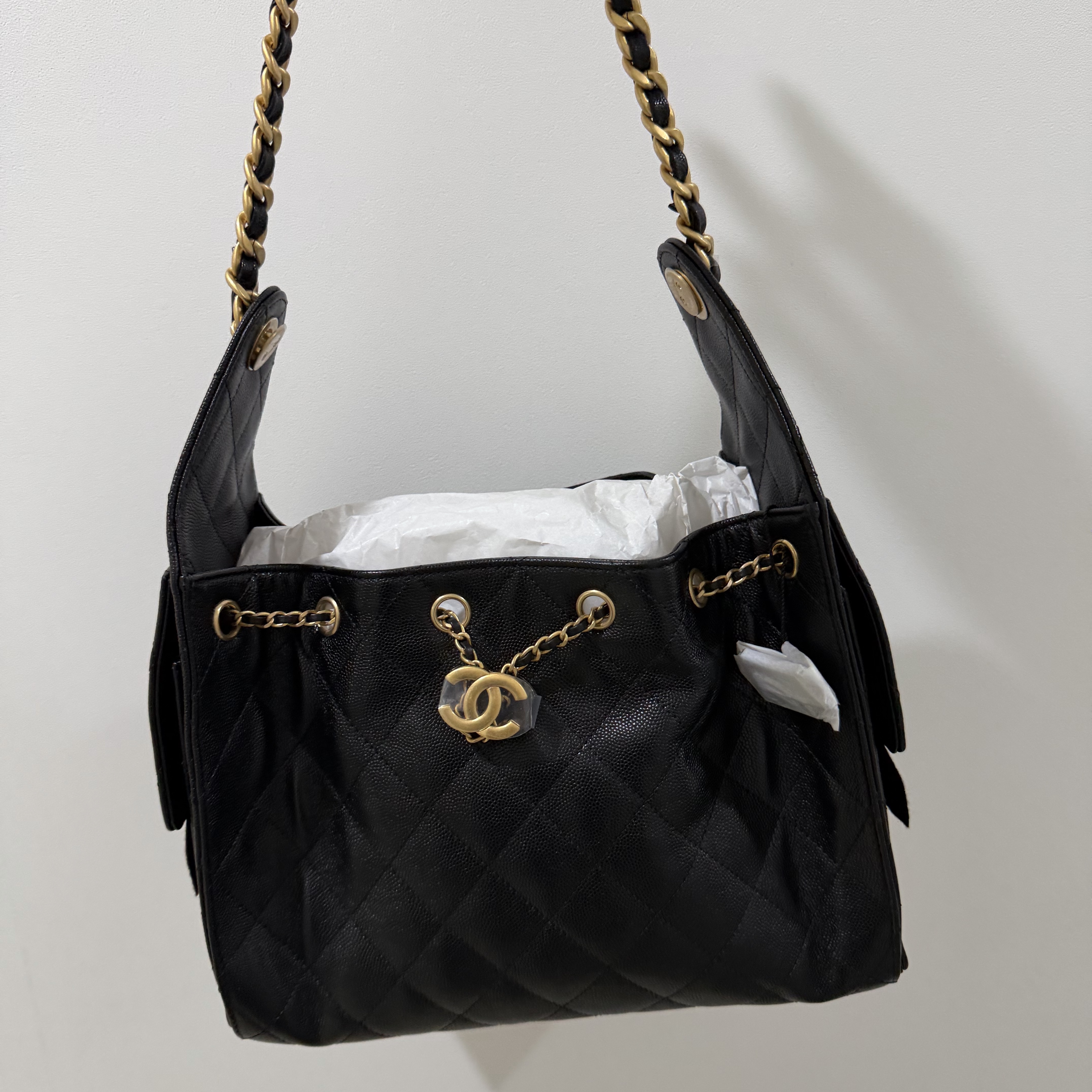 Chanel 25 Small Handbag Grained Calfskin & Gold Black 착용 스타일