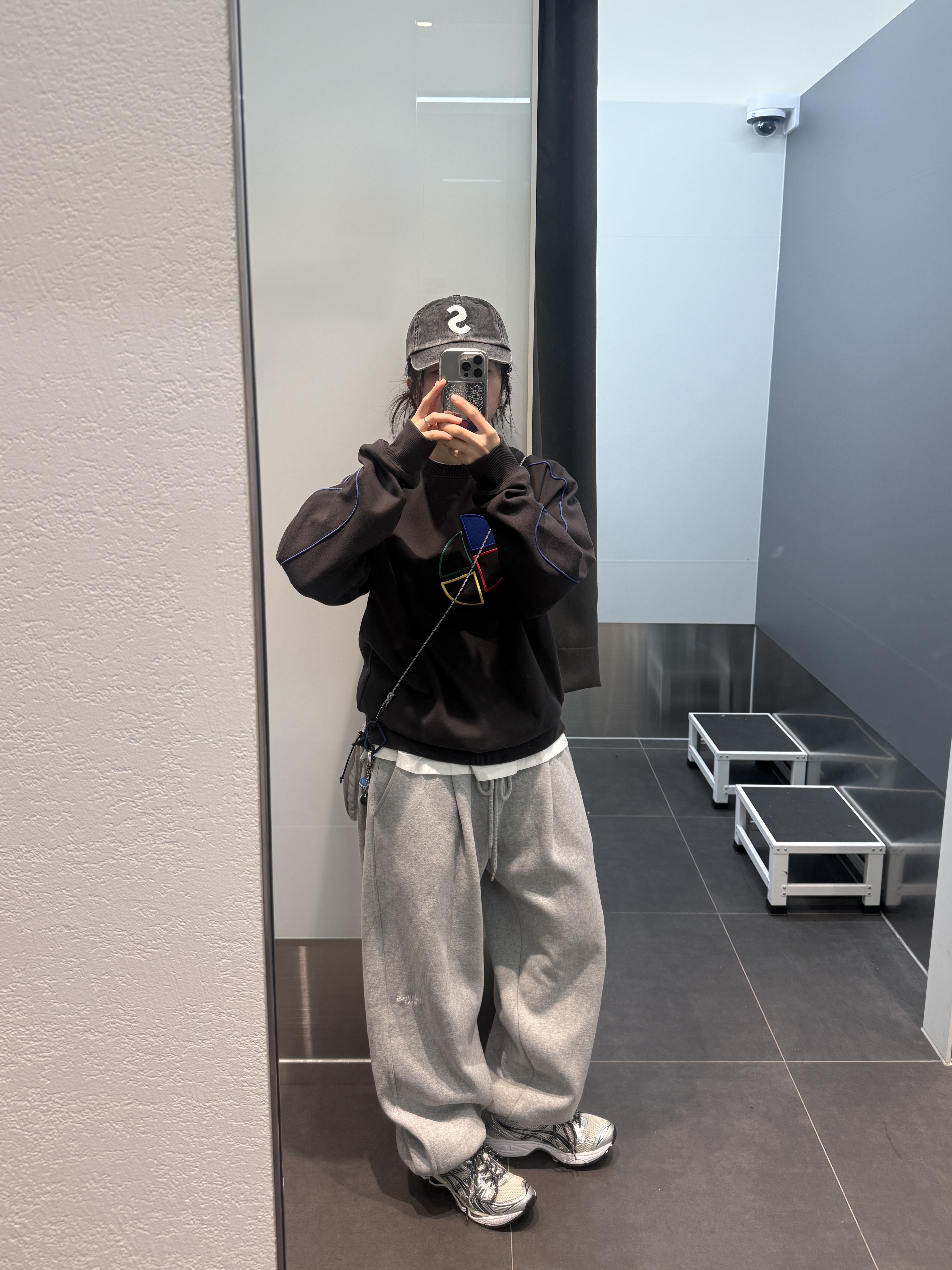 Undermycar Mu.03 Anti Fxxking Logo Play Oversized Sweat Jogger Melange Gray, Casetify x Murakami Takashi Smile Rainbow Snappy Magsafe Mirror Cardholder Stand Silver 착용 스타일 - 2