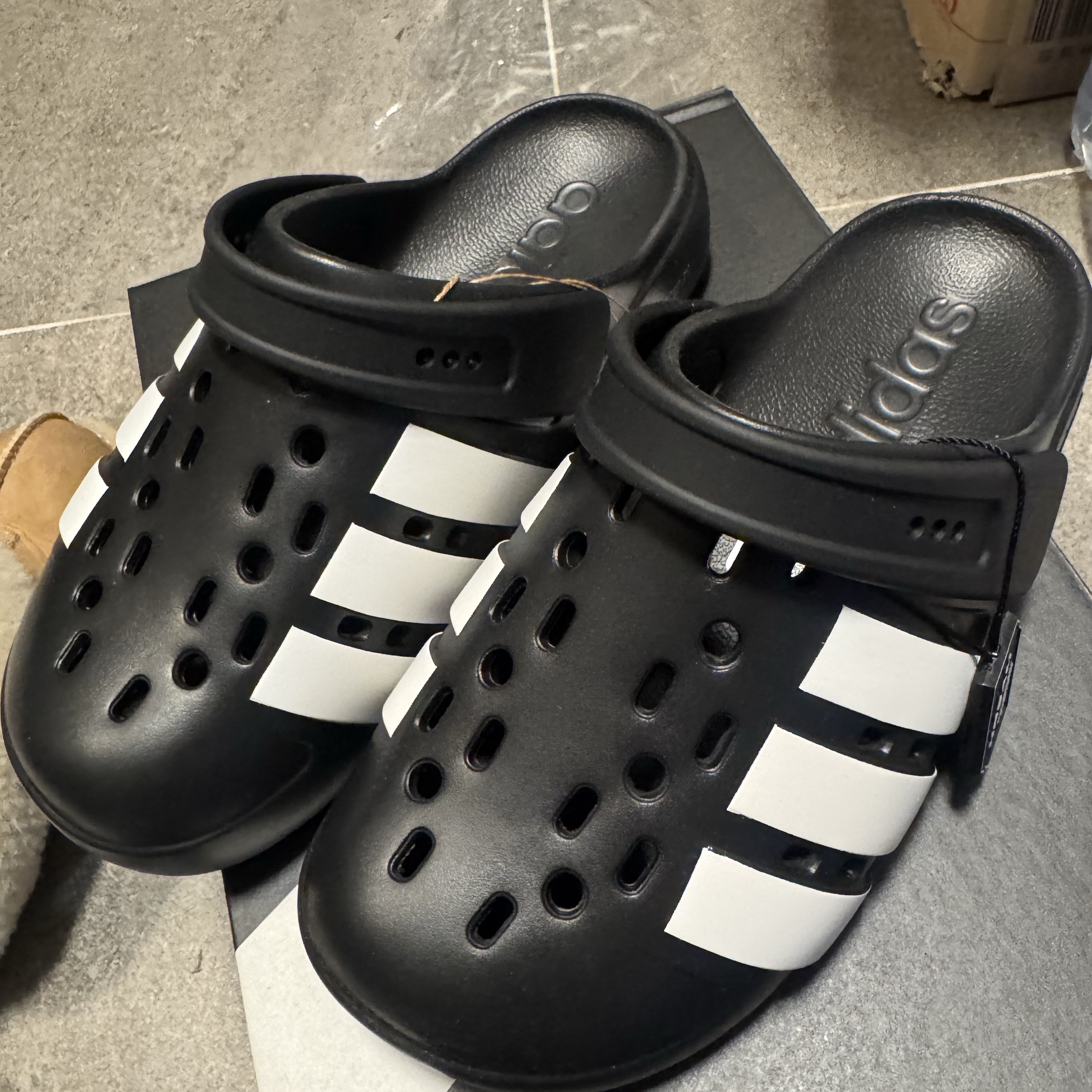 Adidas Adilette Clog 2.0 Core Black Cloude White 착용 스타일