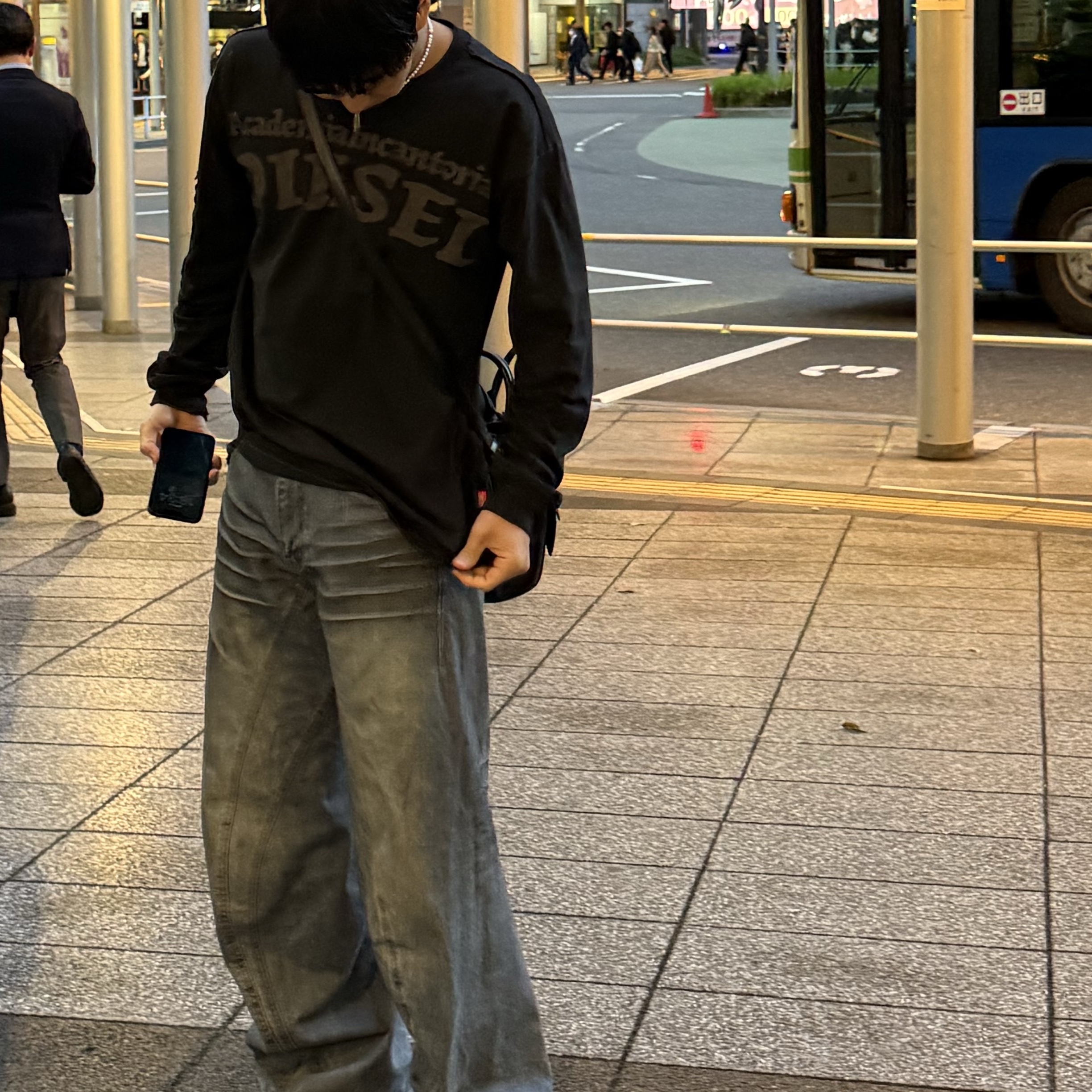 Diesel Long-Sleeve T-Shirt with Prints and Patches Black 착용 스타일 - 2
